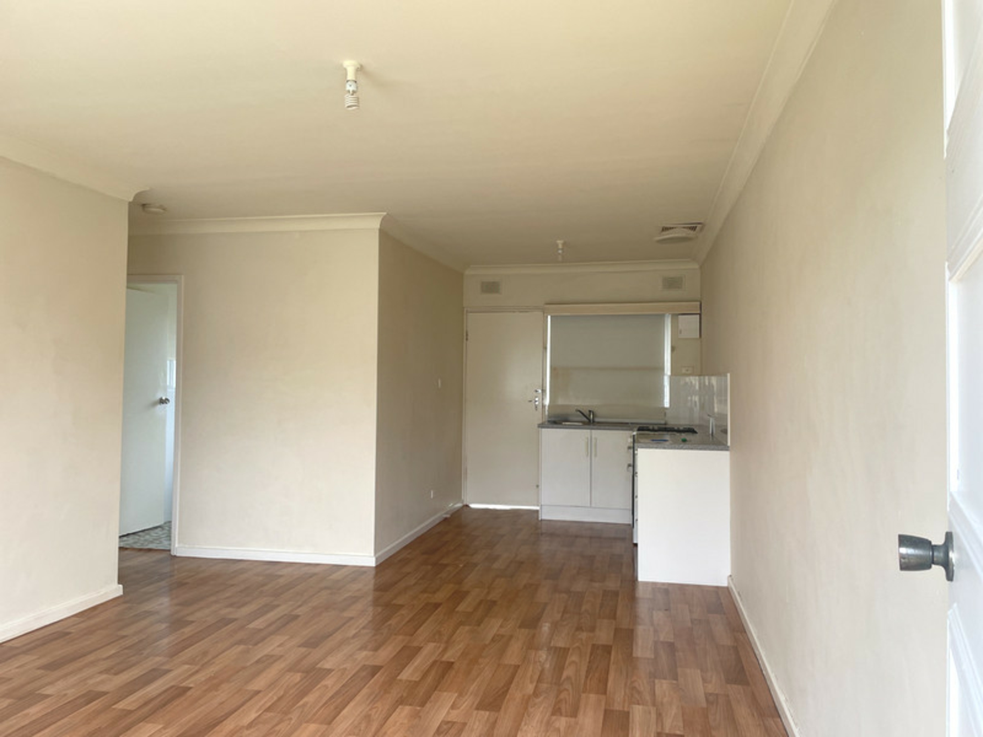 2 / 696 Goodwood Road — photo 3 of 11