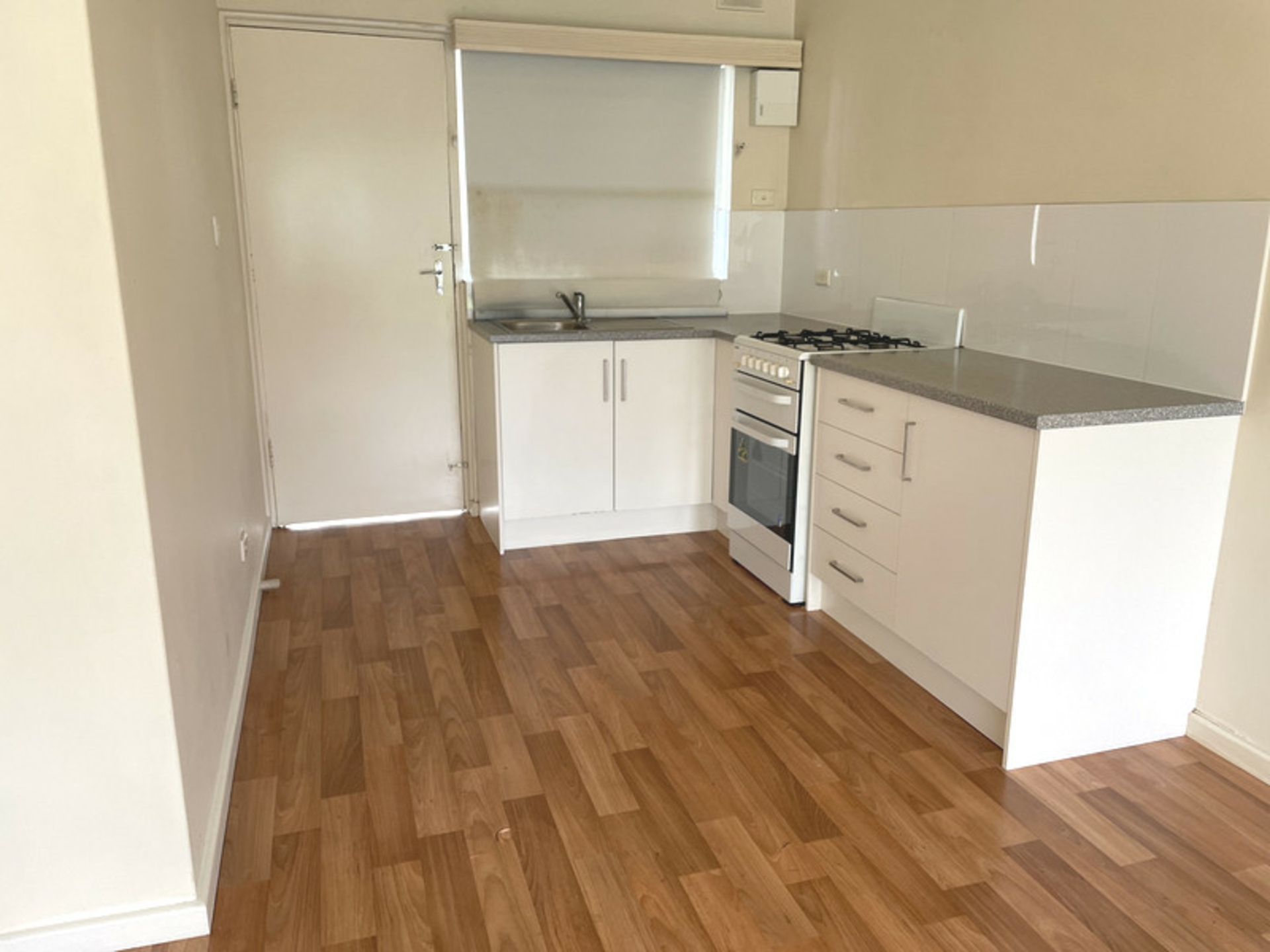 2 / 696 Goodwood Road — photo 4 of 11