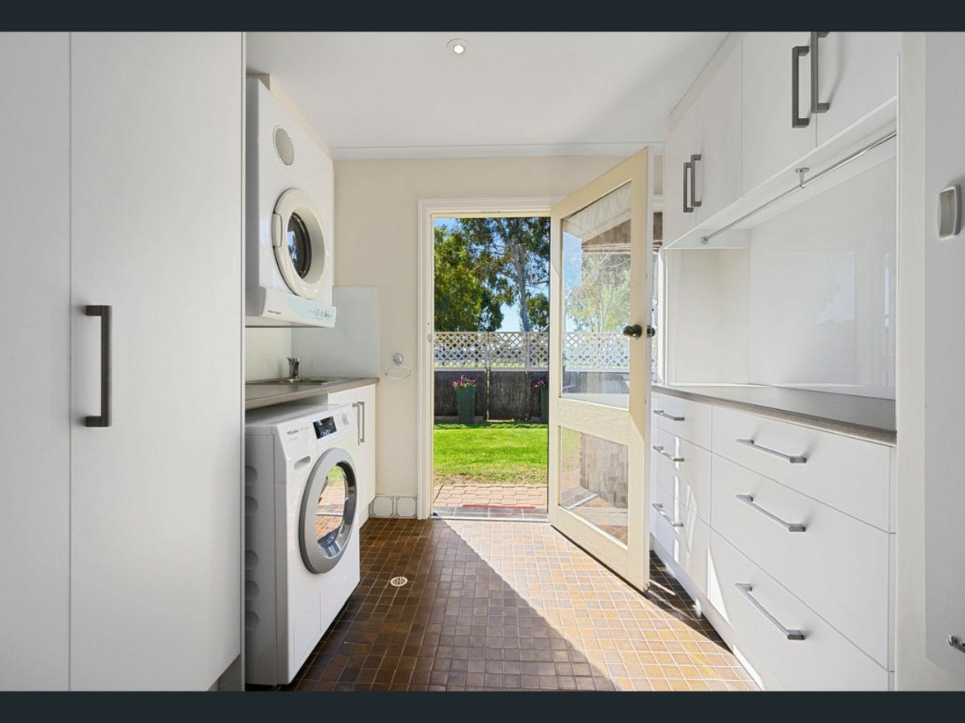 1 Nolan Place, WEST LAKES SHORE