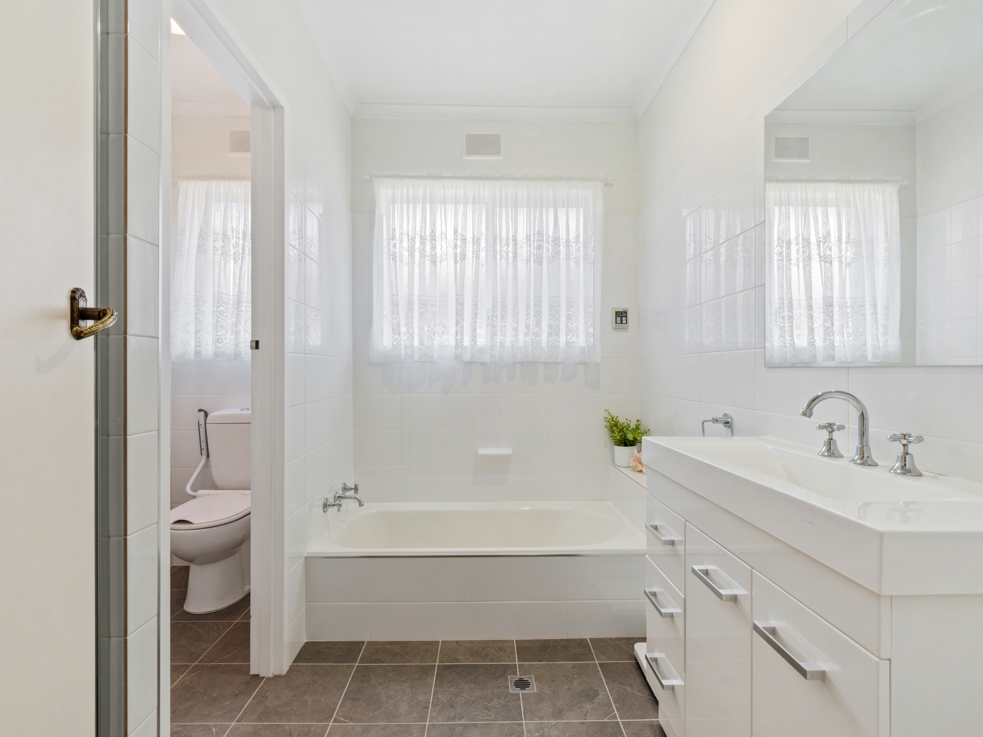 8 Sims Crescent, WEST LAKES