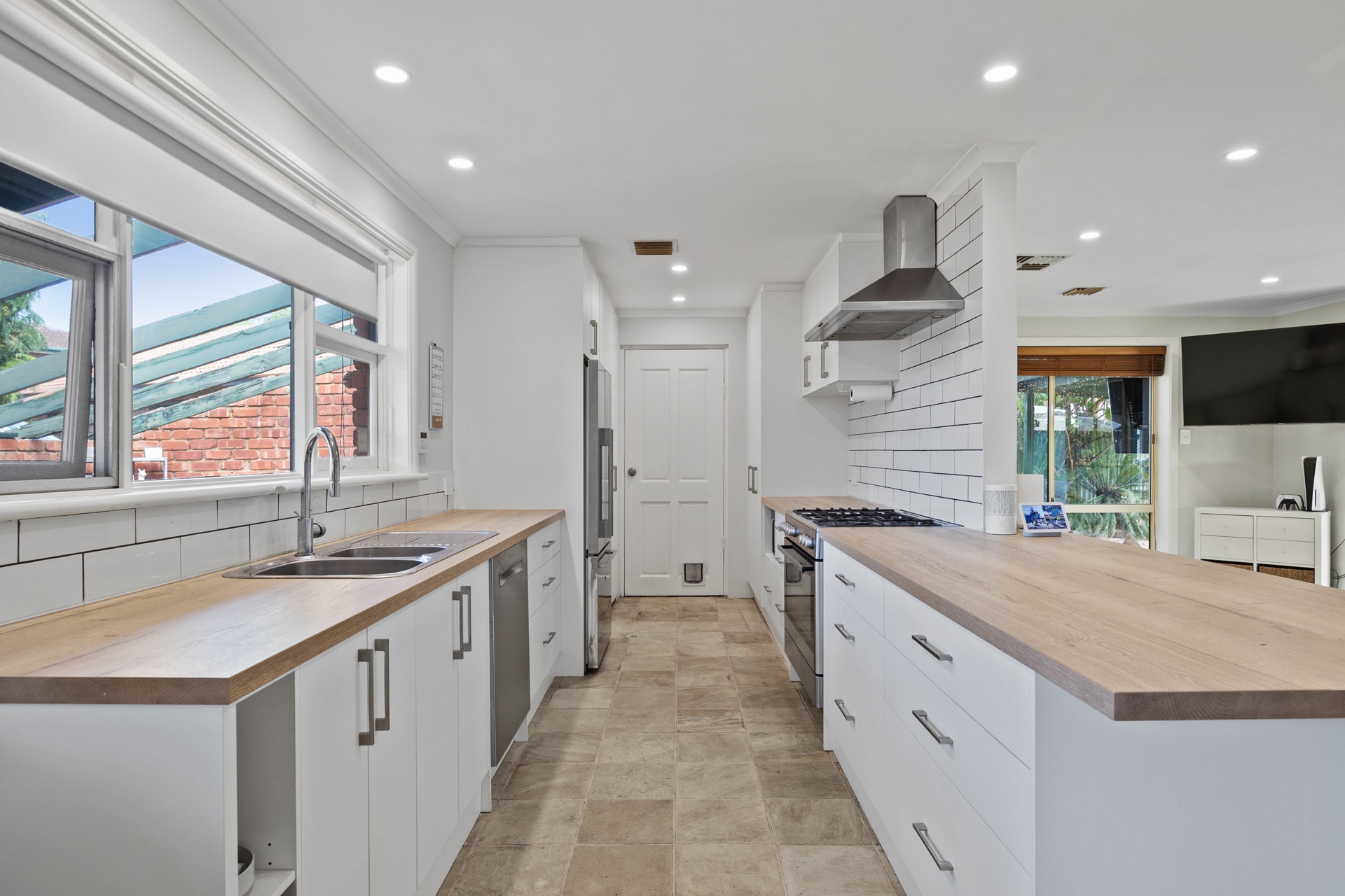 9 Drysdale Court, WEST LAKES SHORE