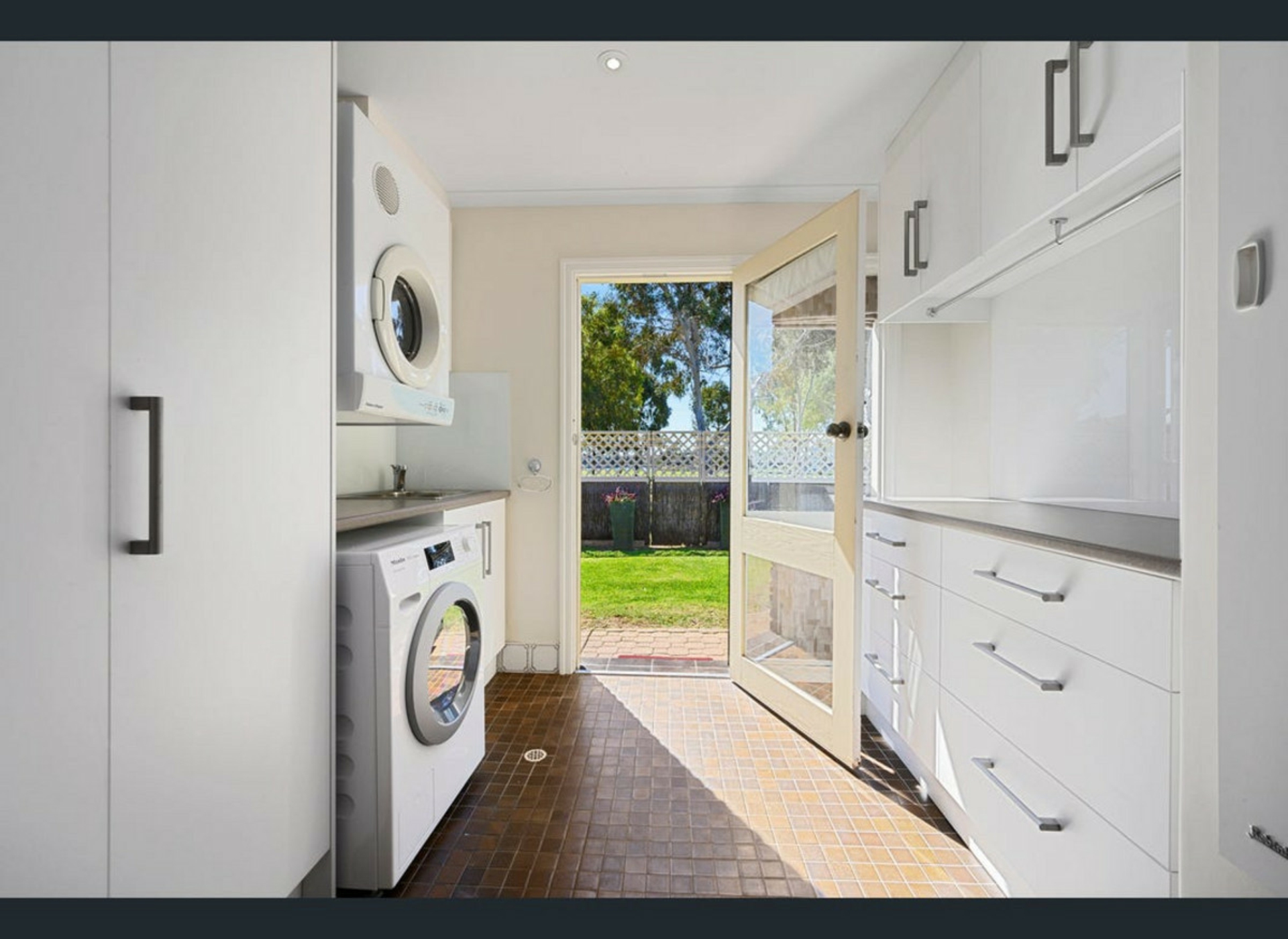1 Nolan Place, WEST LAKES SHORE
