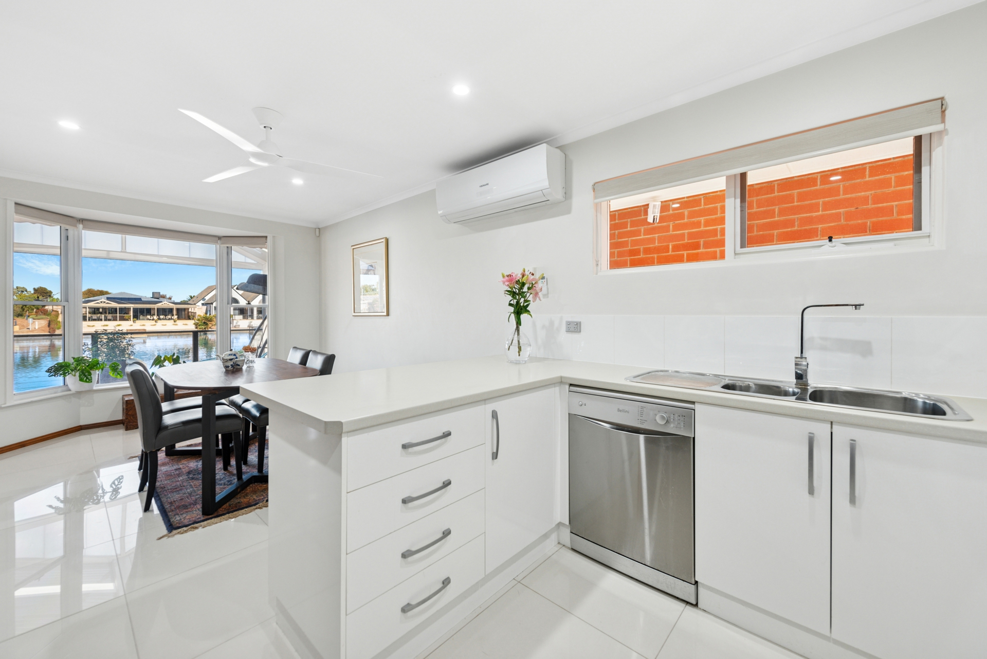 2/8 Hansen Court, WEST LAKES SHORE