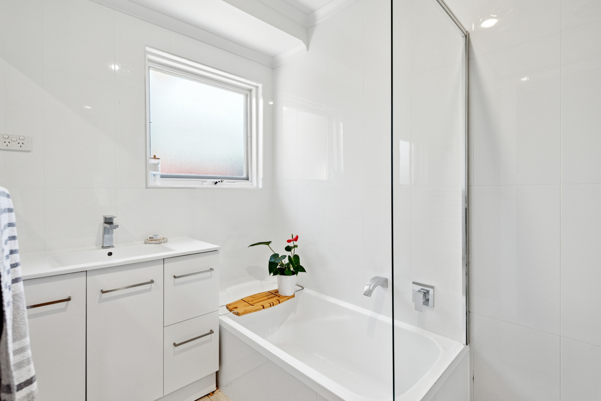 2/8 Hansen Court, WEST LAKES SHORE
