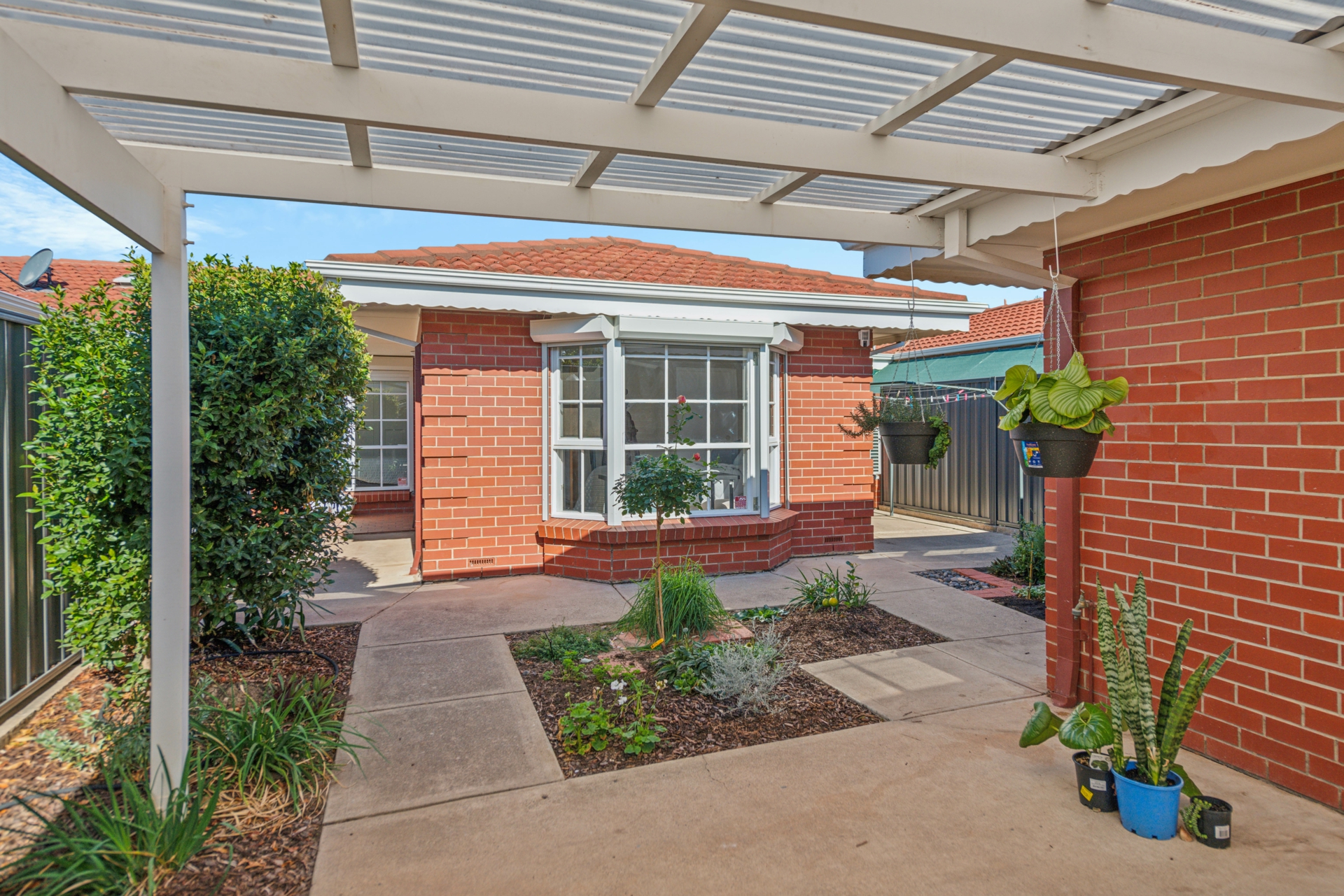 2/8 Hansen Court, WEST LAKES SHORE