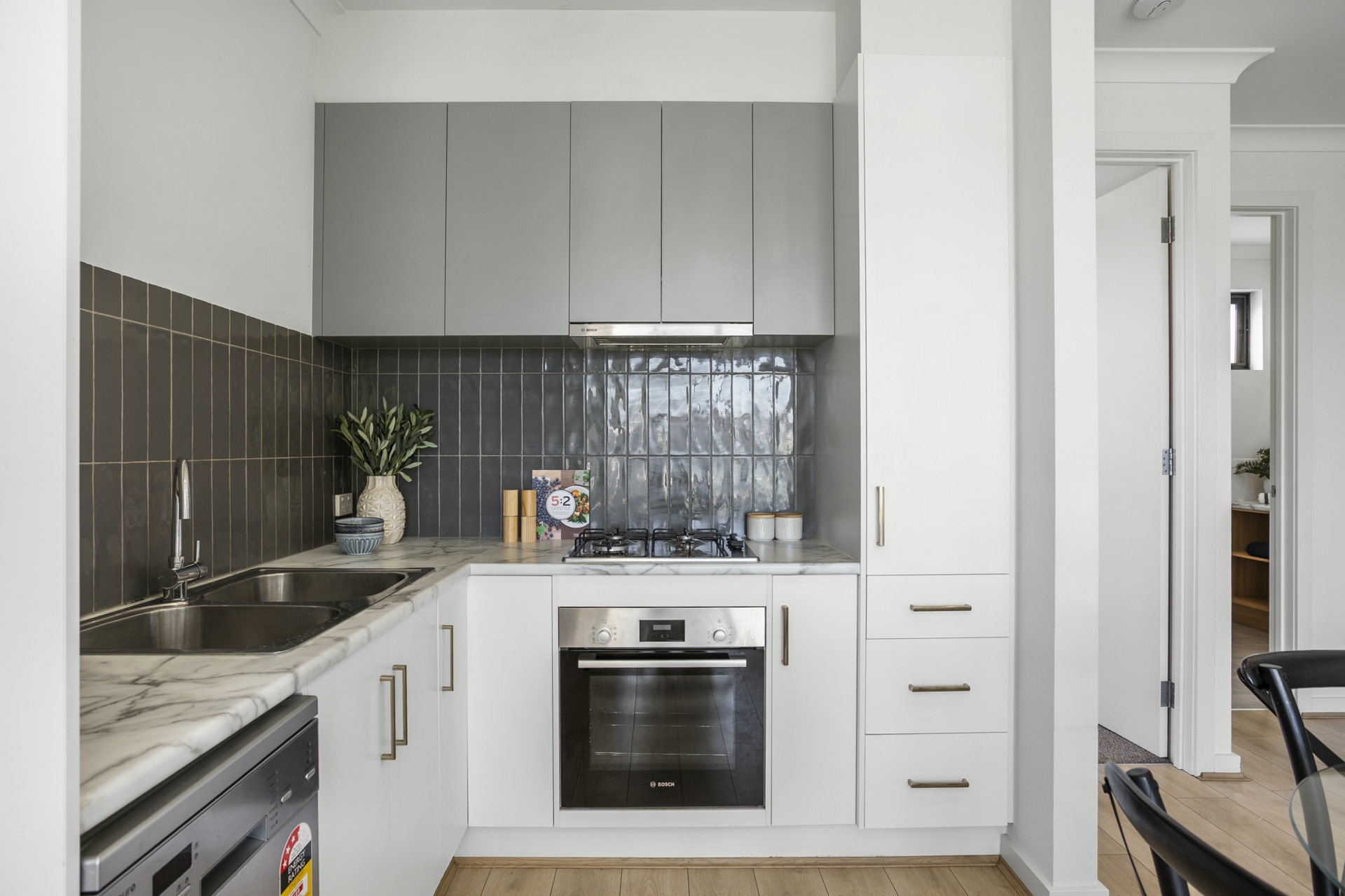 28 Lewis Crescent — photo 3 of 18