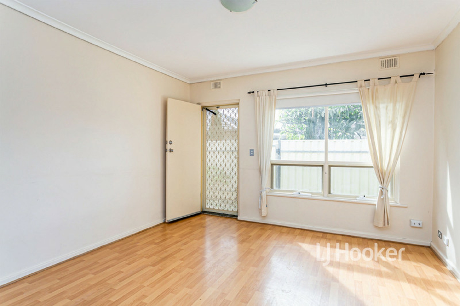 2/2 Pearce Street — photo 3 of 8