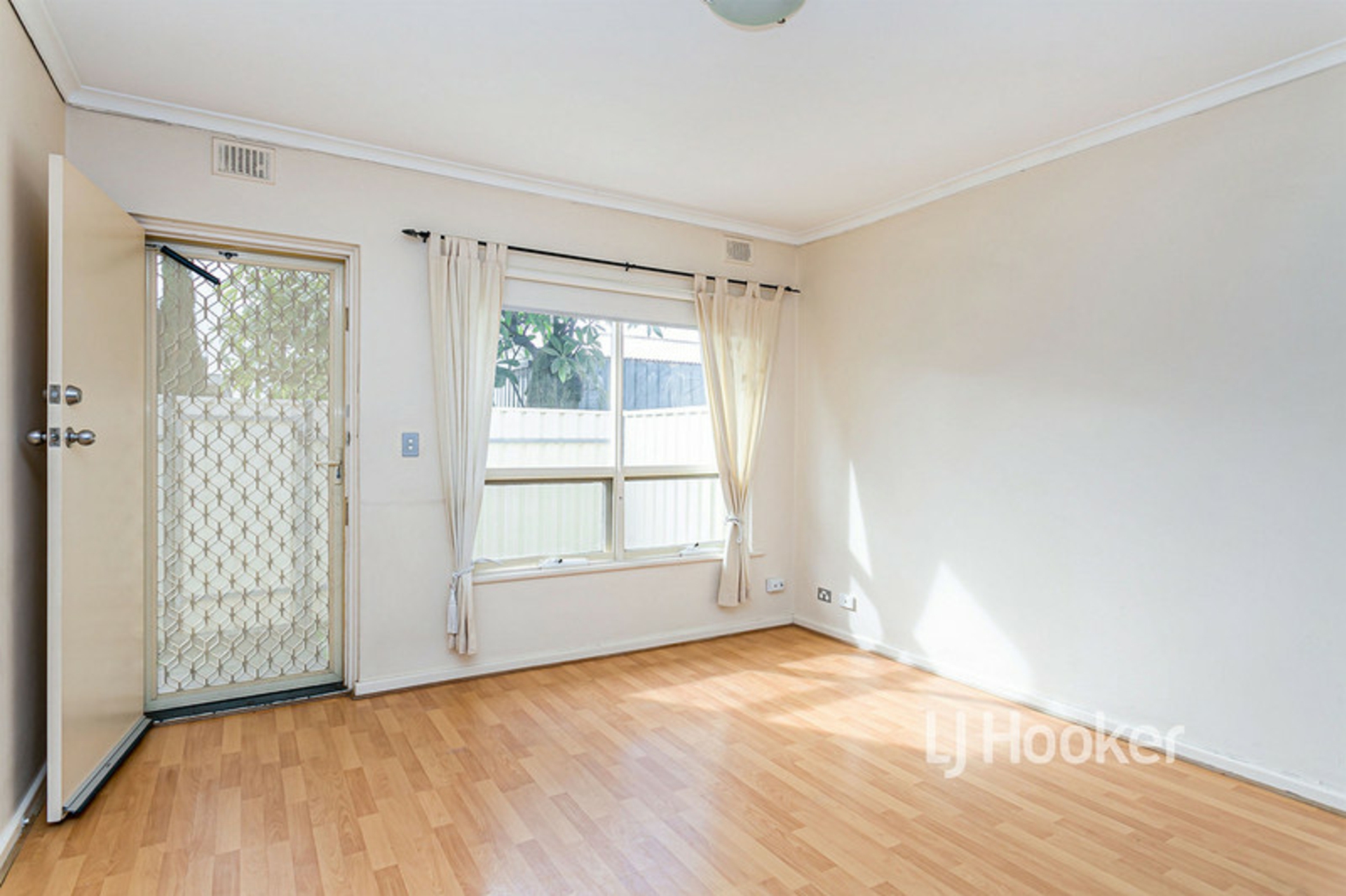 2/2 Pearce Street — photo 4 of 8
