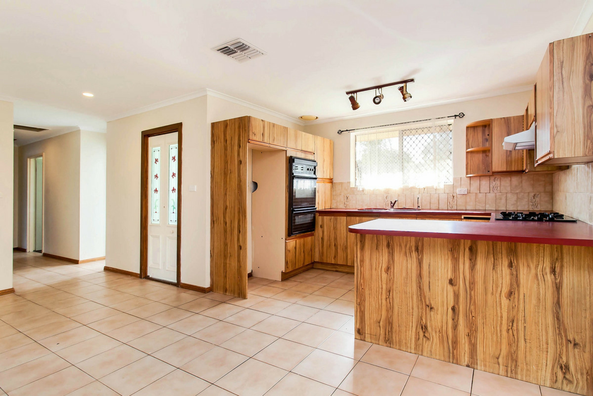 40 Teasdale Crescent — photo 3 of 11