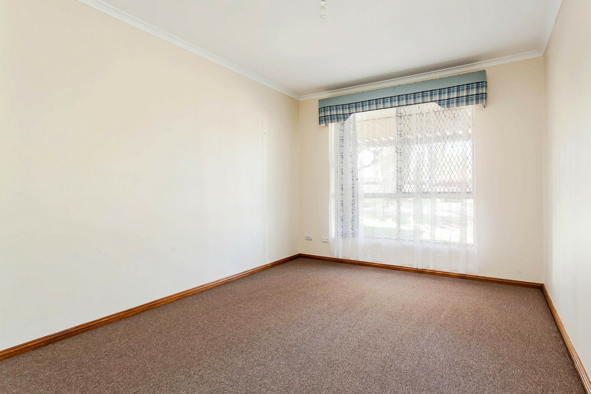 40 Teasdale Crescent — photo 5 of 11