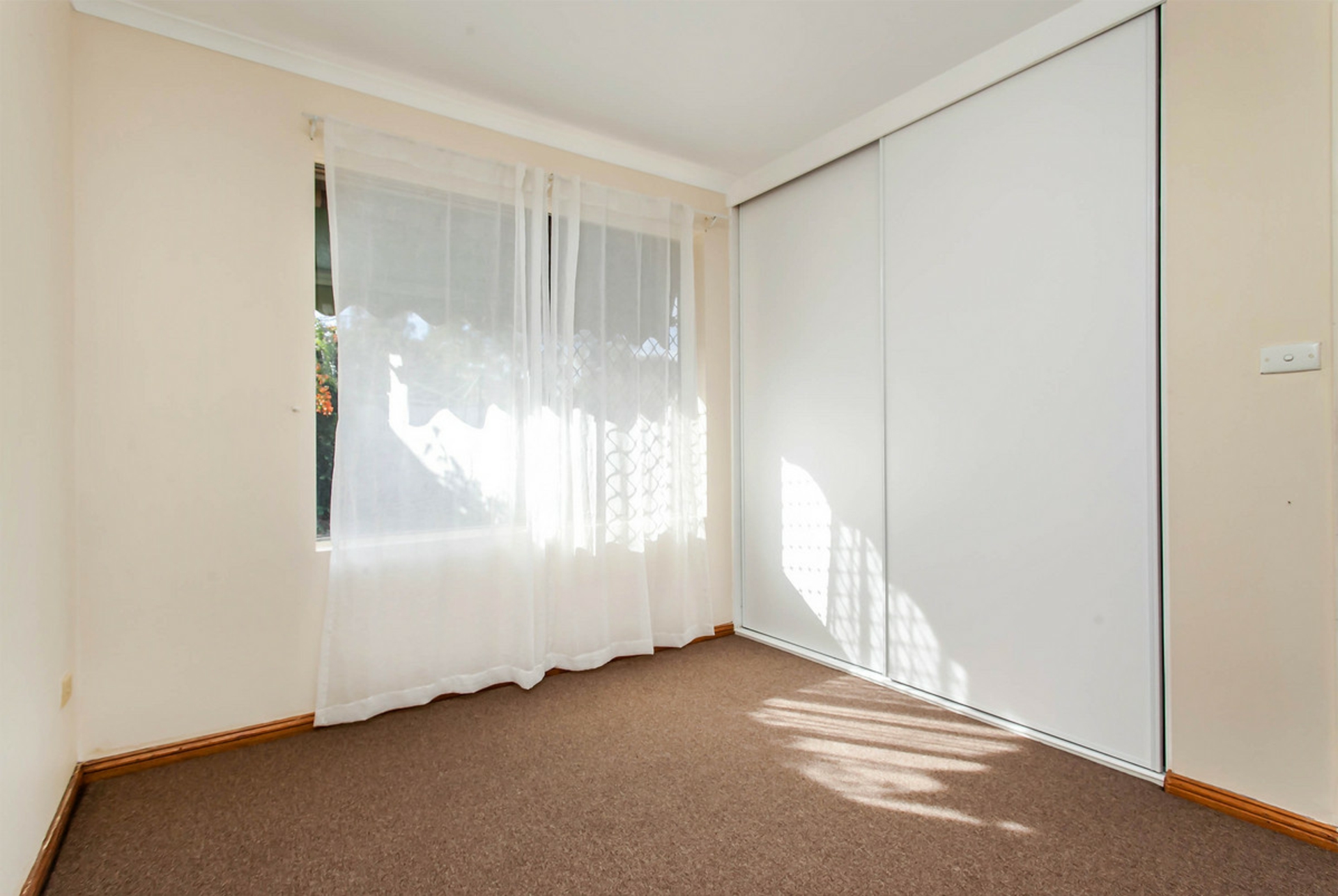 40 Teasdale Crescent — photo 8 of 11