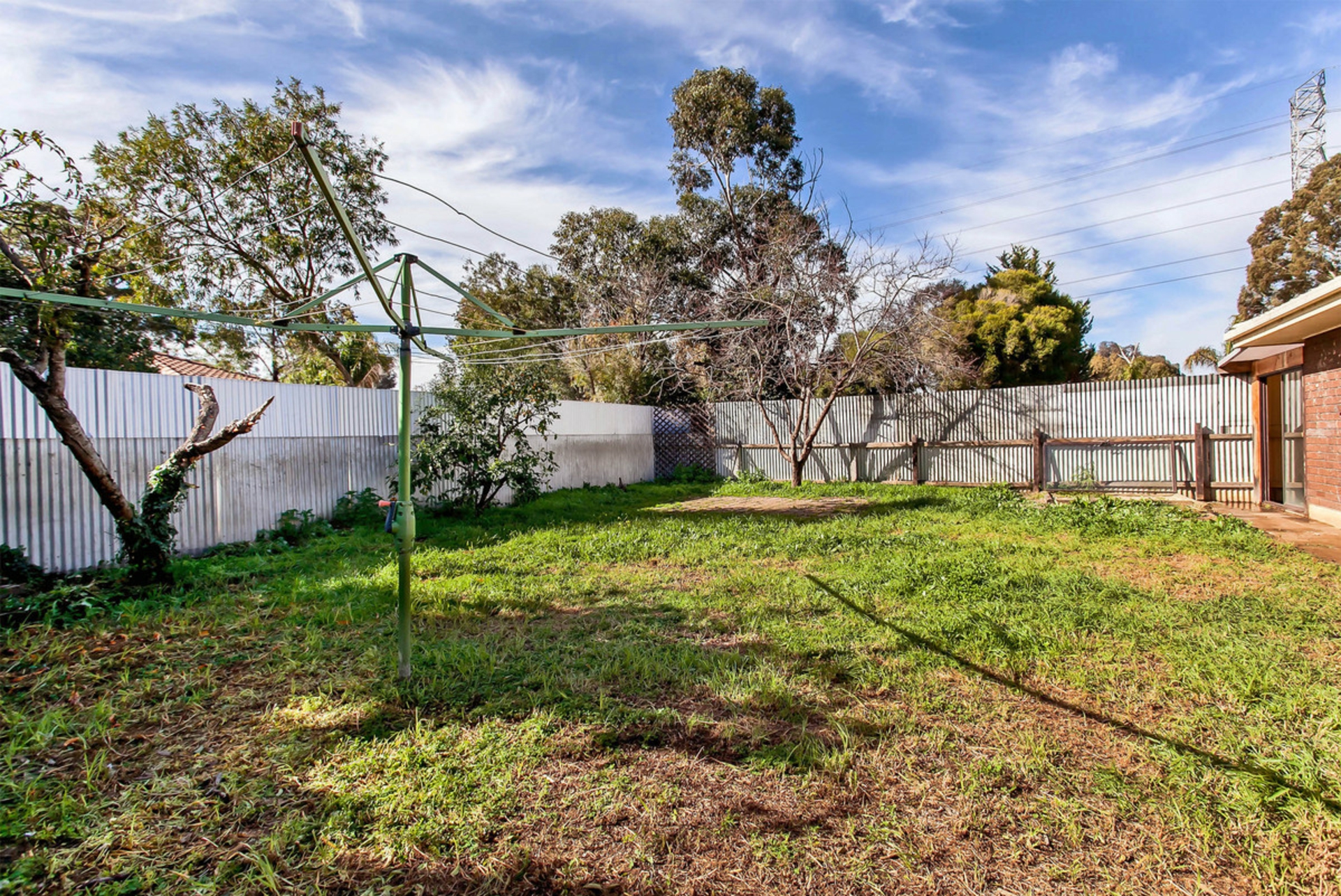 40 Teasdale Crescent — photo 9 of 11