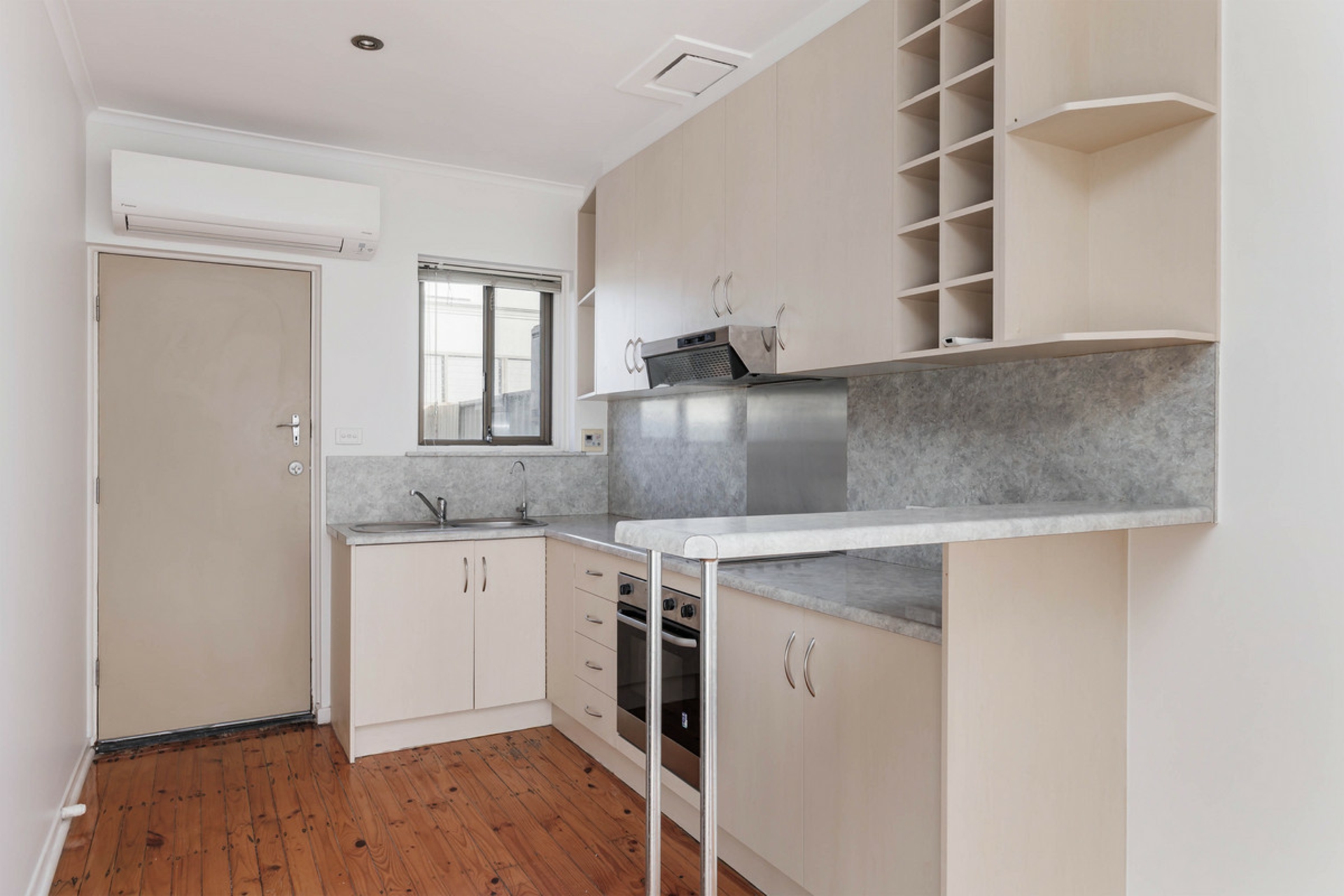 2/2 Chetwynd Street — photo 4 of 16
