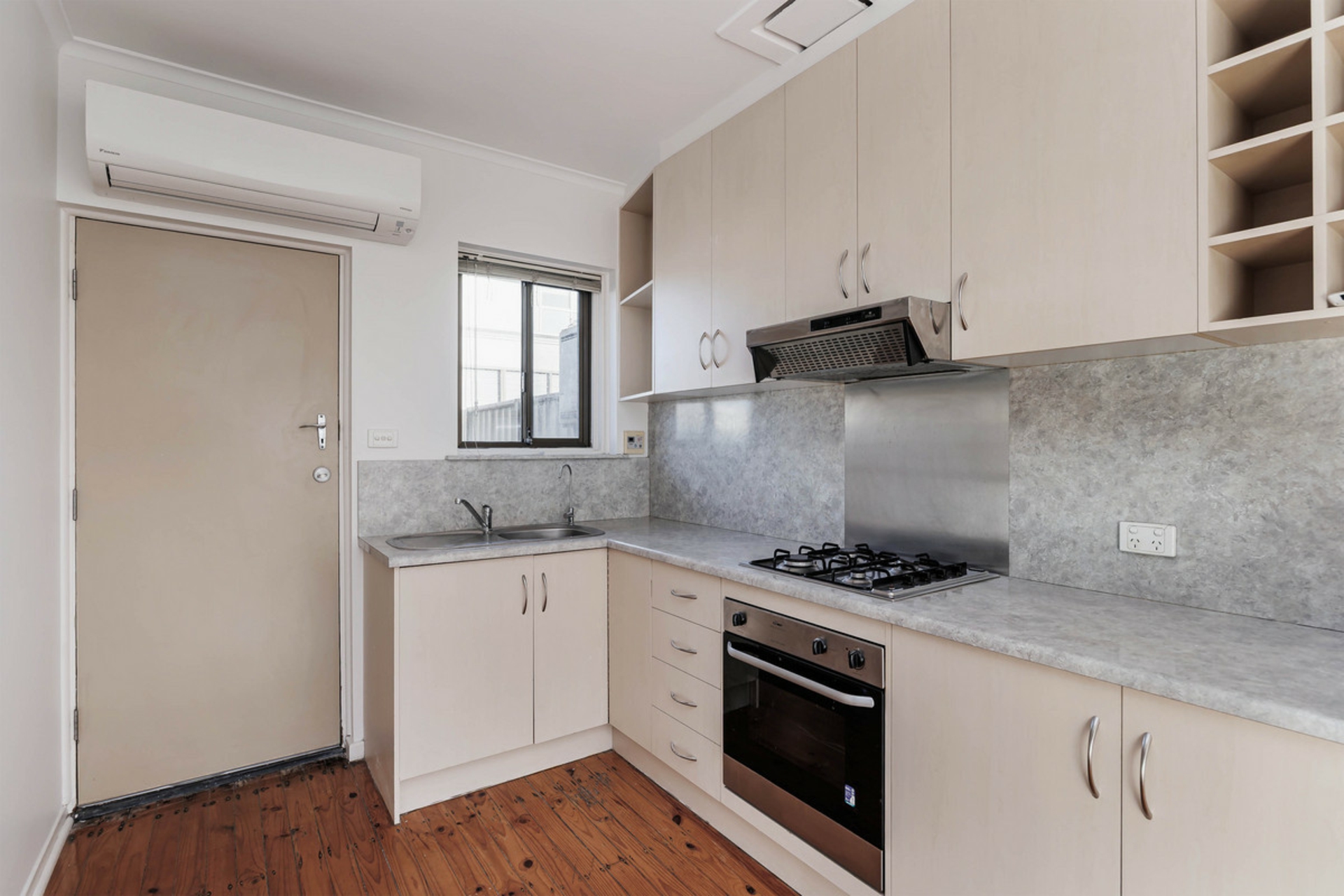 2/2 Chetwynd Street — photo 5 of 16