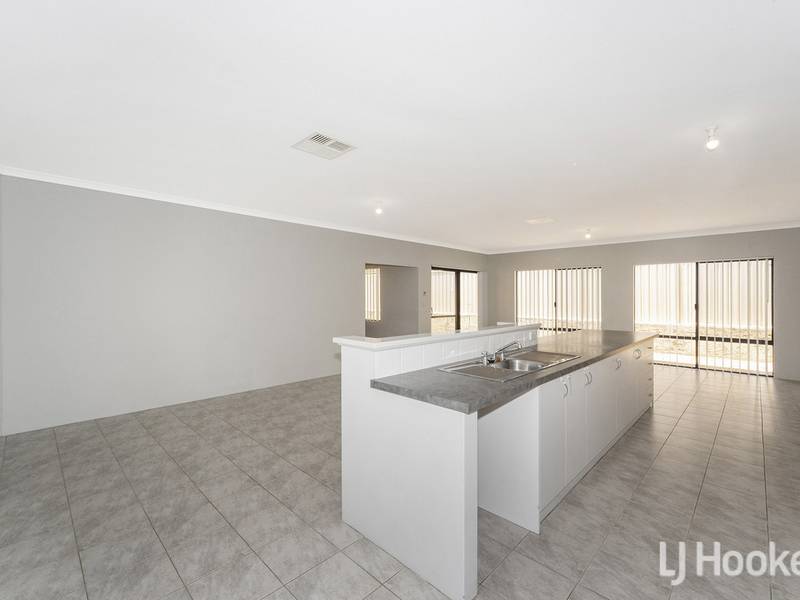 8 Prentice Way, LAKELANDS