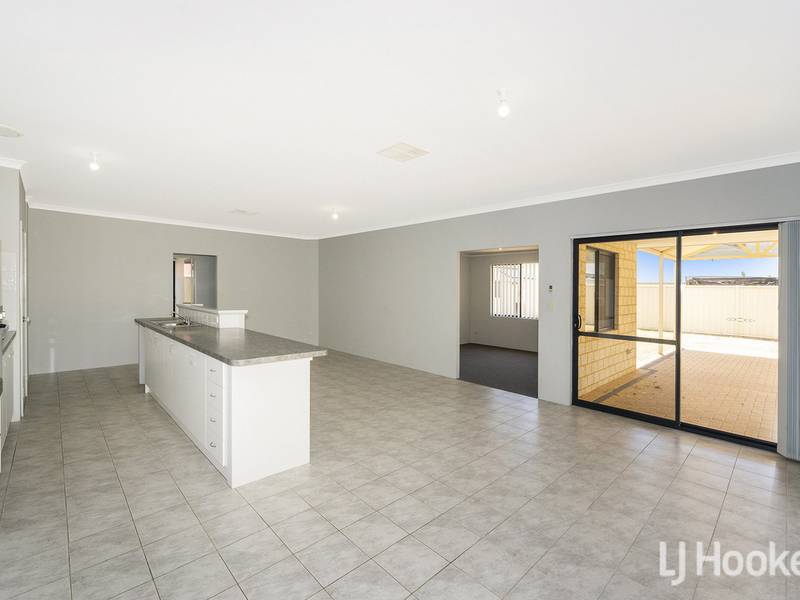 8 Prentice Way, LAKELANDS
