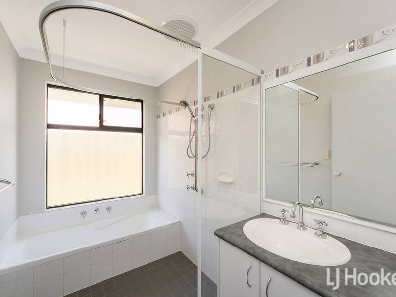8 Prentice Way, LAKELANDS