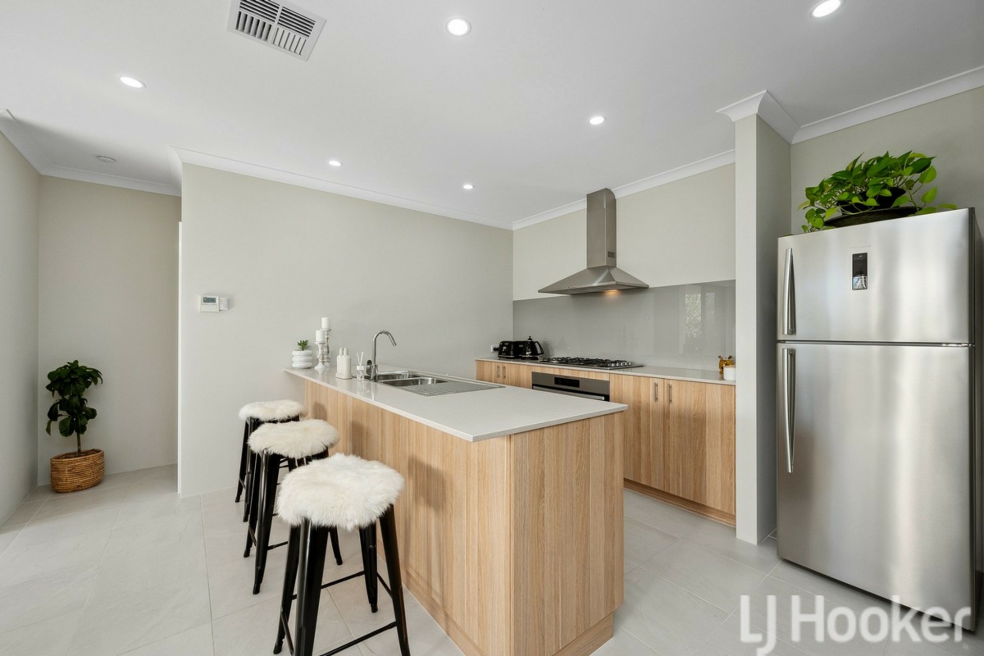16 Picton Place, LAKELANDS