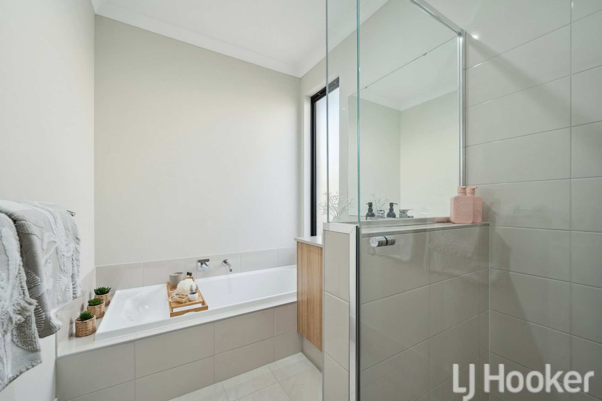16 Picton Place, LAKELANDS