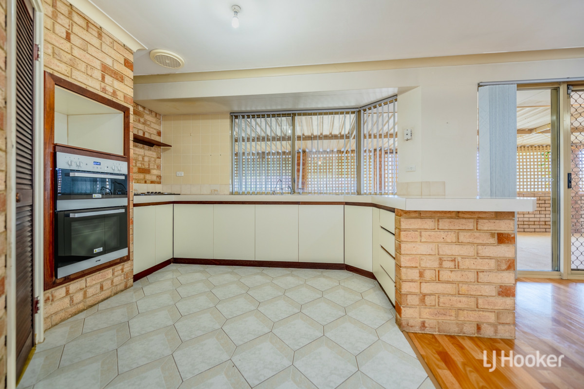 54 Oakmont Avenue, MEADOW SPRINGS