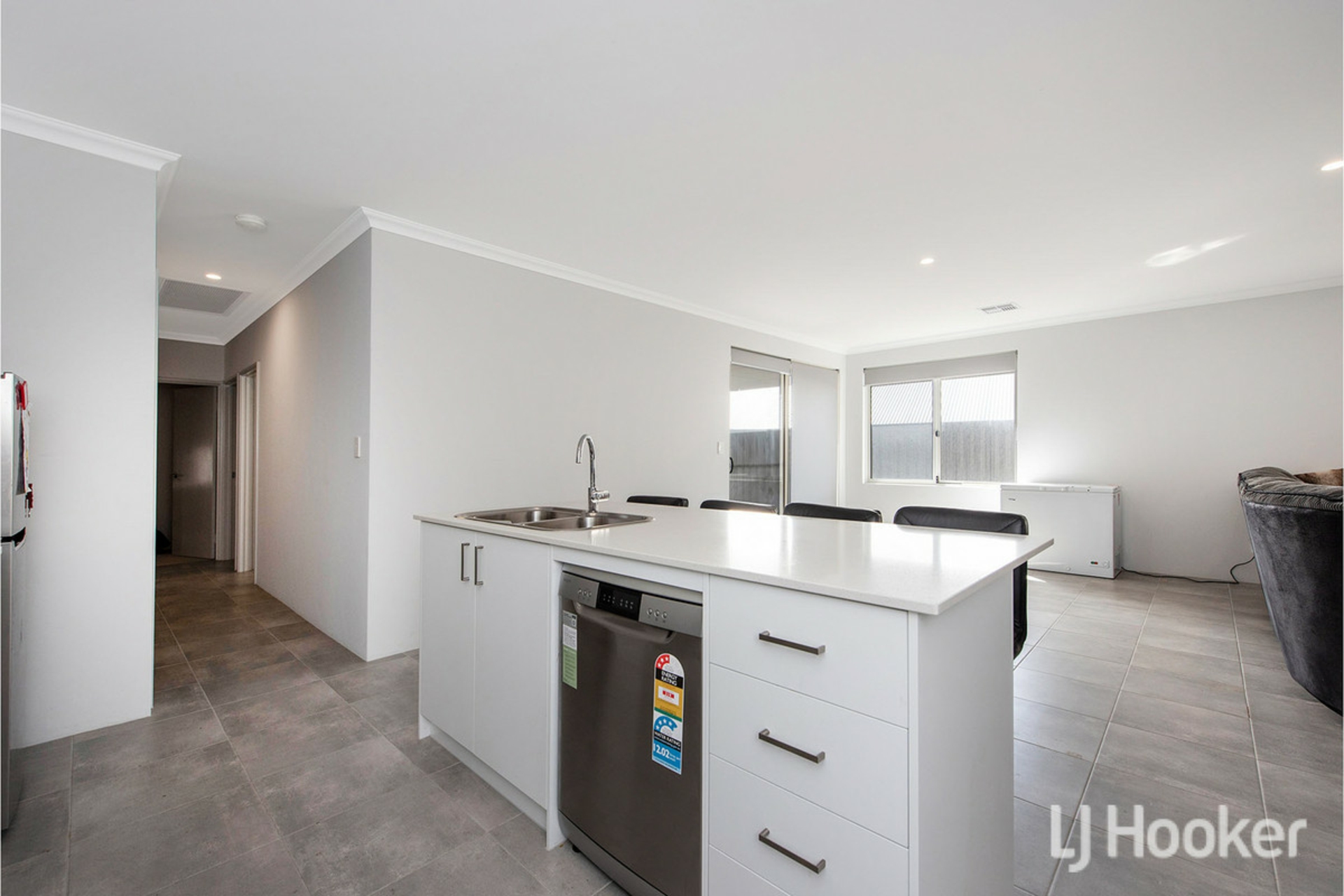 39 Sarasota Loop, MADORA BAY