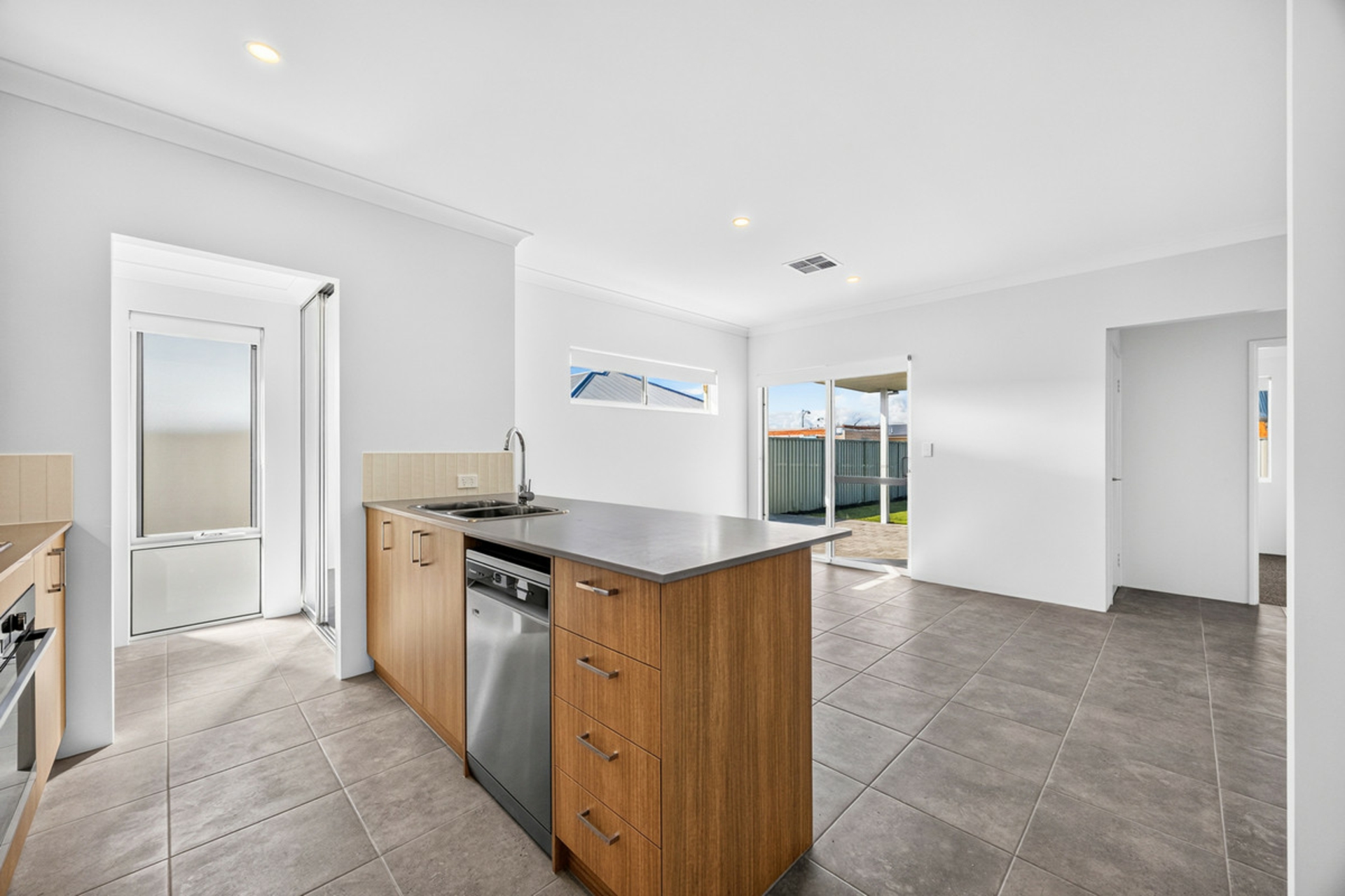3 Tyrian Street — photo 7 of 19