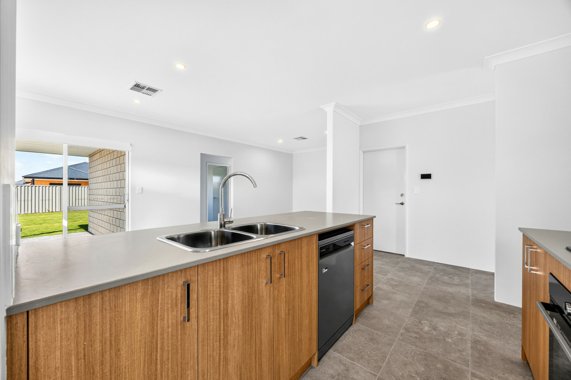 3 Tyrian Street — photo 9 of 19