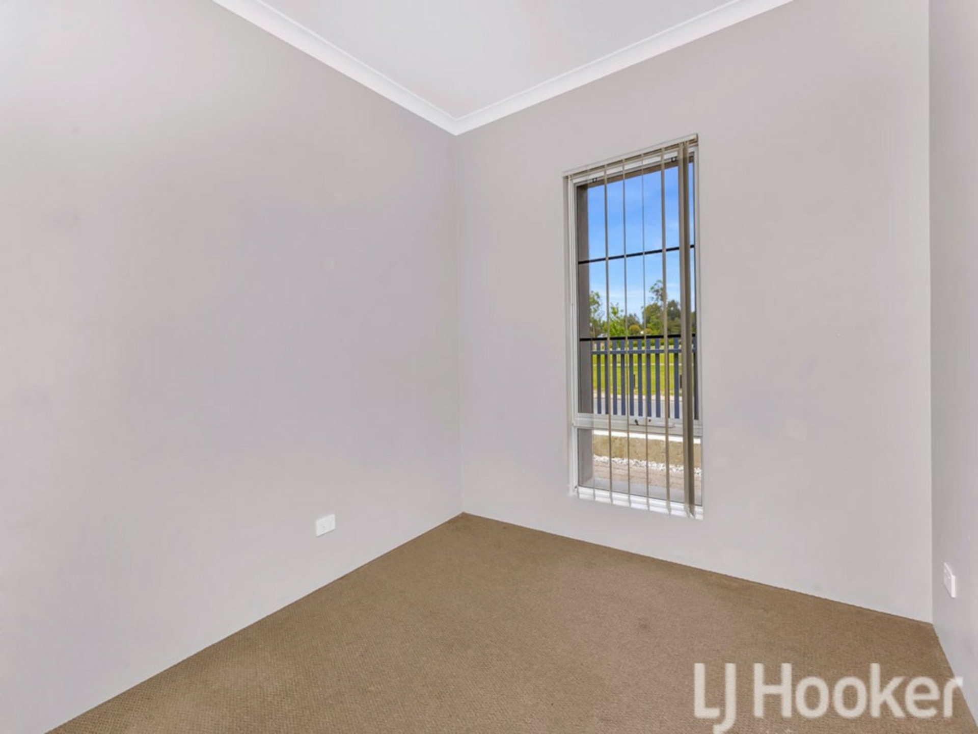 22 Altham Grove — photo 2 of 23