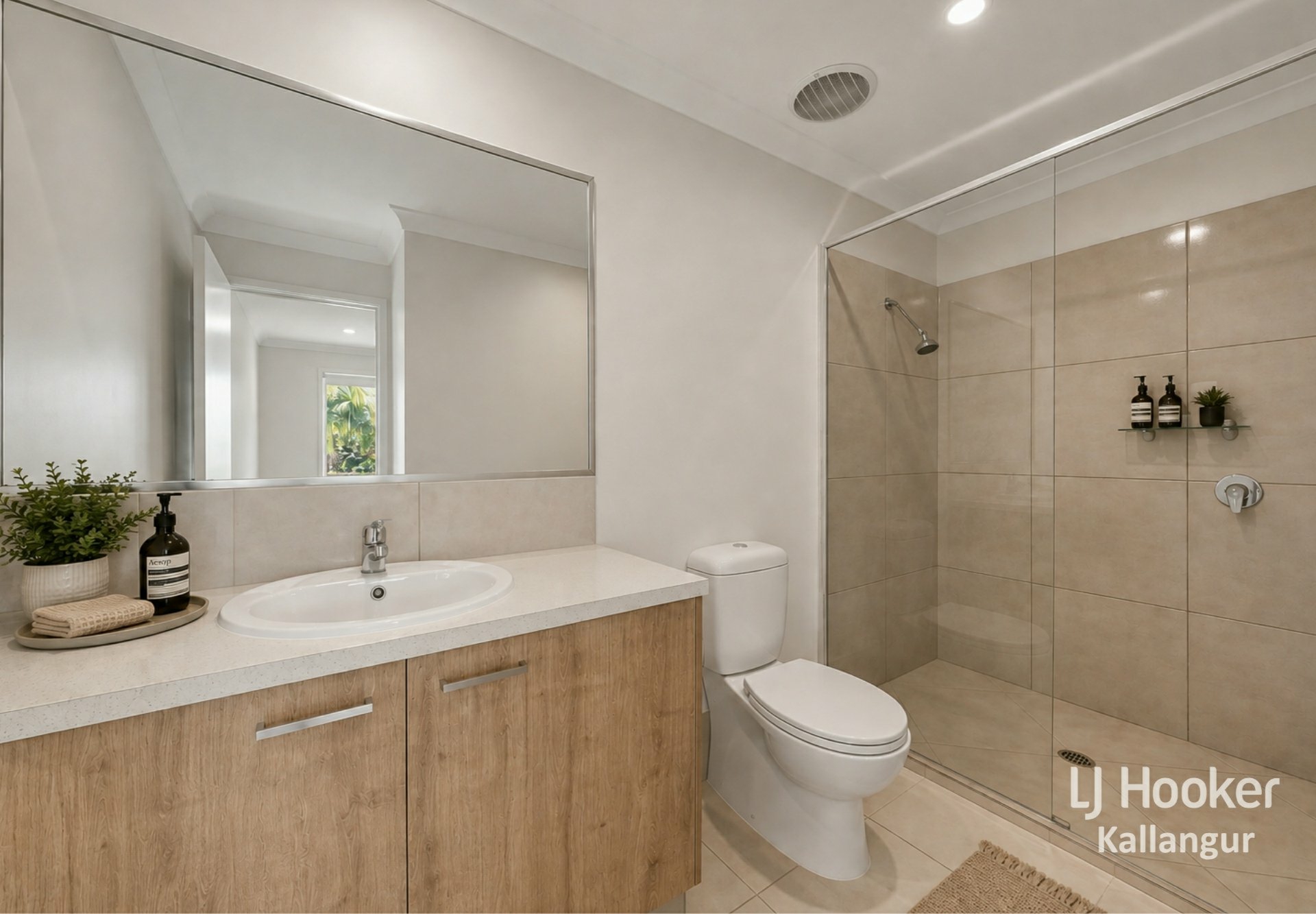 10/21 Leigh Crescent — photo 7 of 16