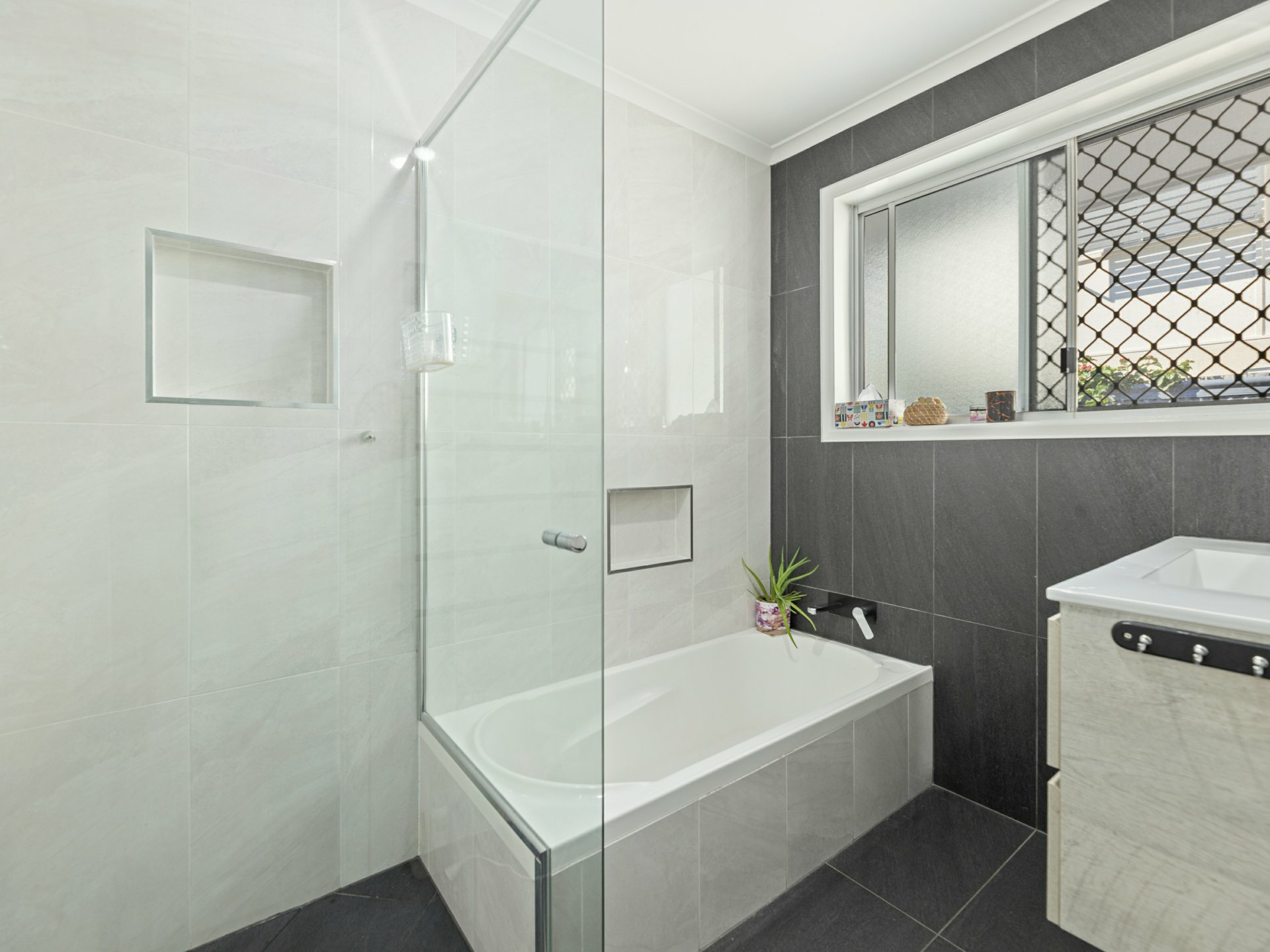 8 Arrakune Crescent — photo 10 of 23
