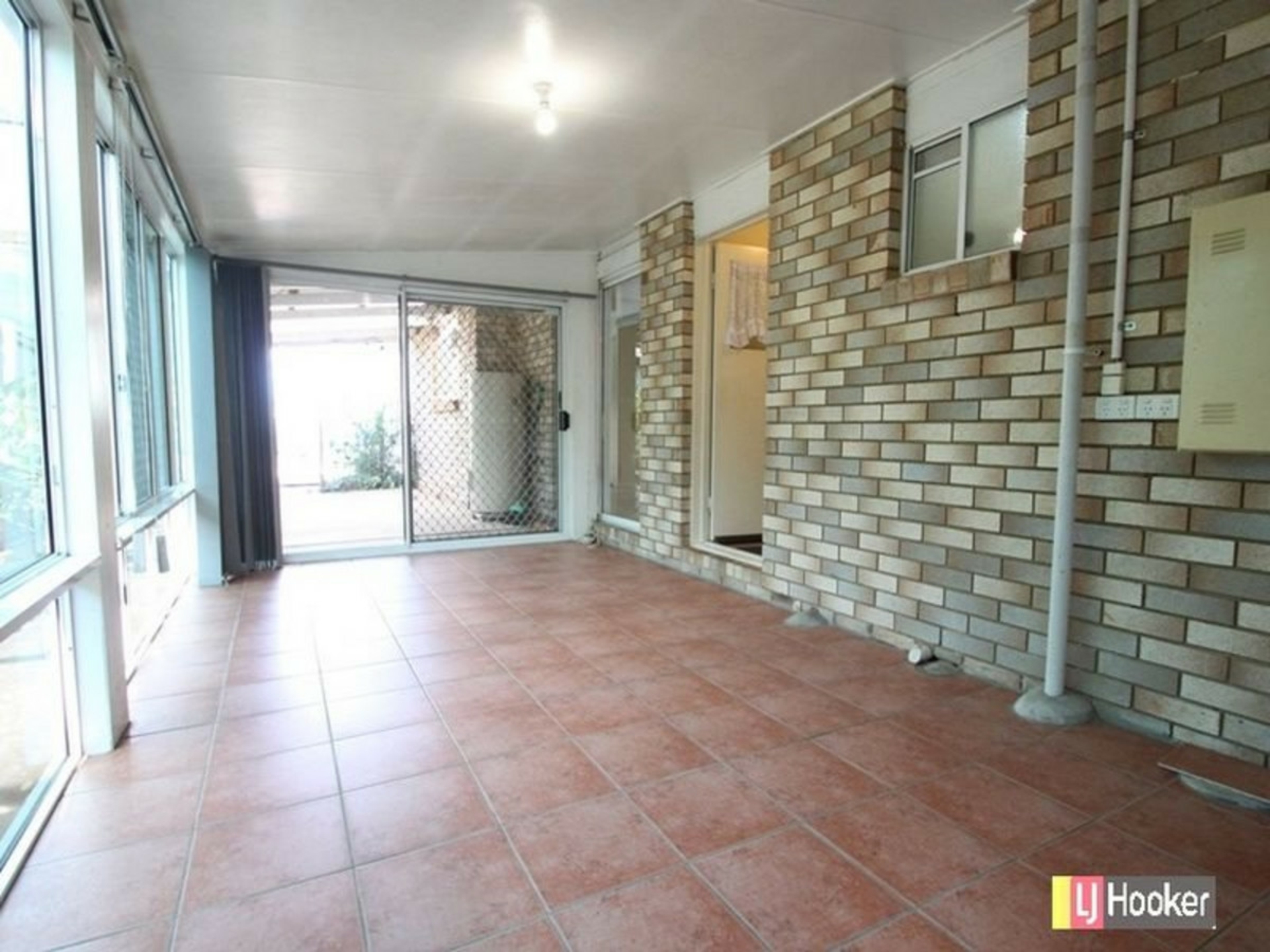 16 Wyena Street — photo 9 of 18