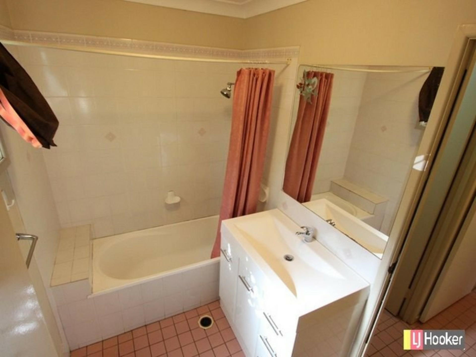 16 Wyena Street — photo 12 of 18