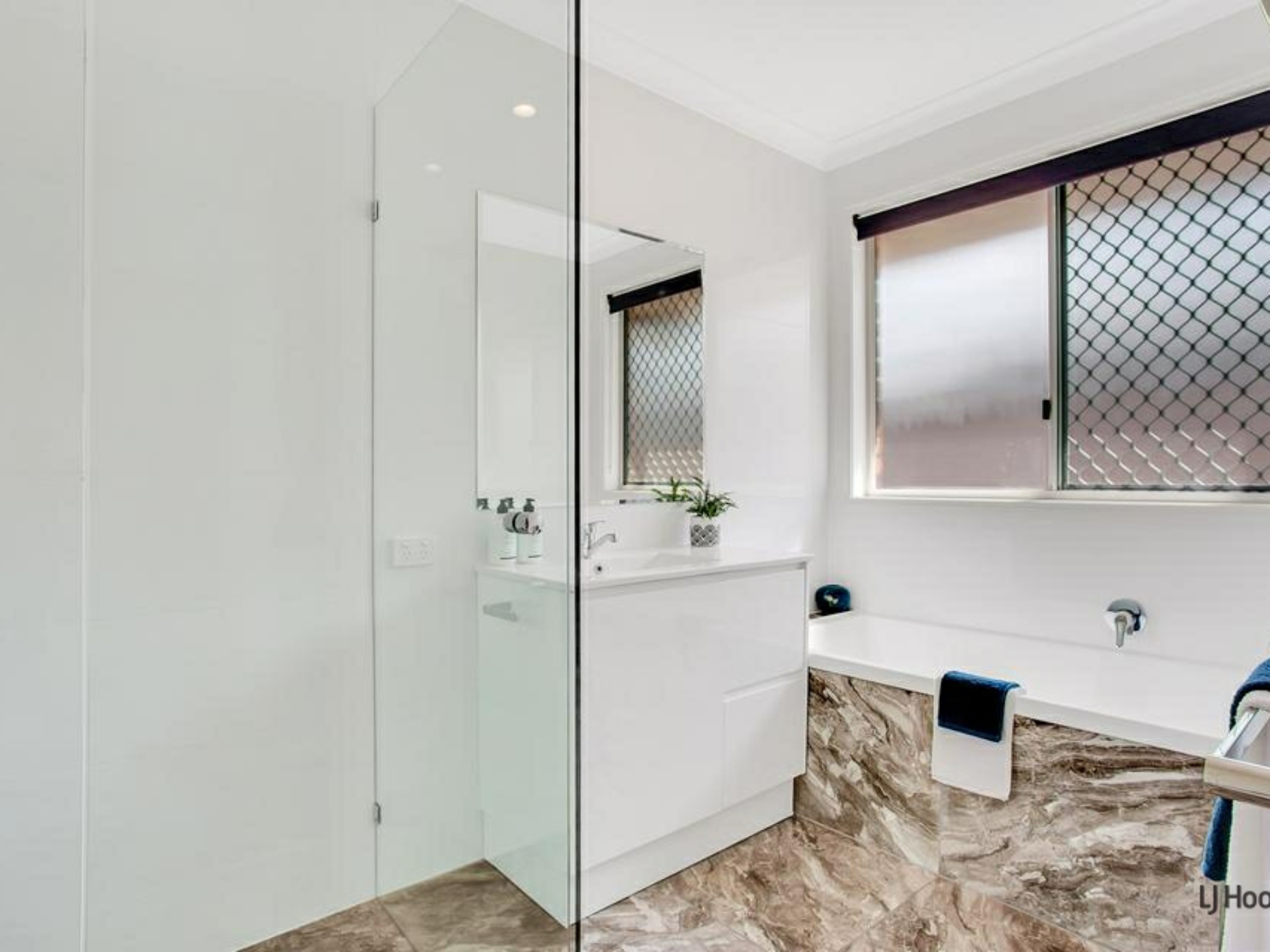 49 Pintail Crescent, BURLEIGH WATERS
