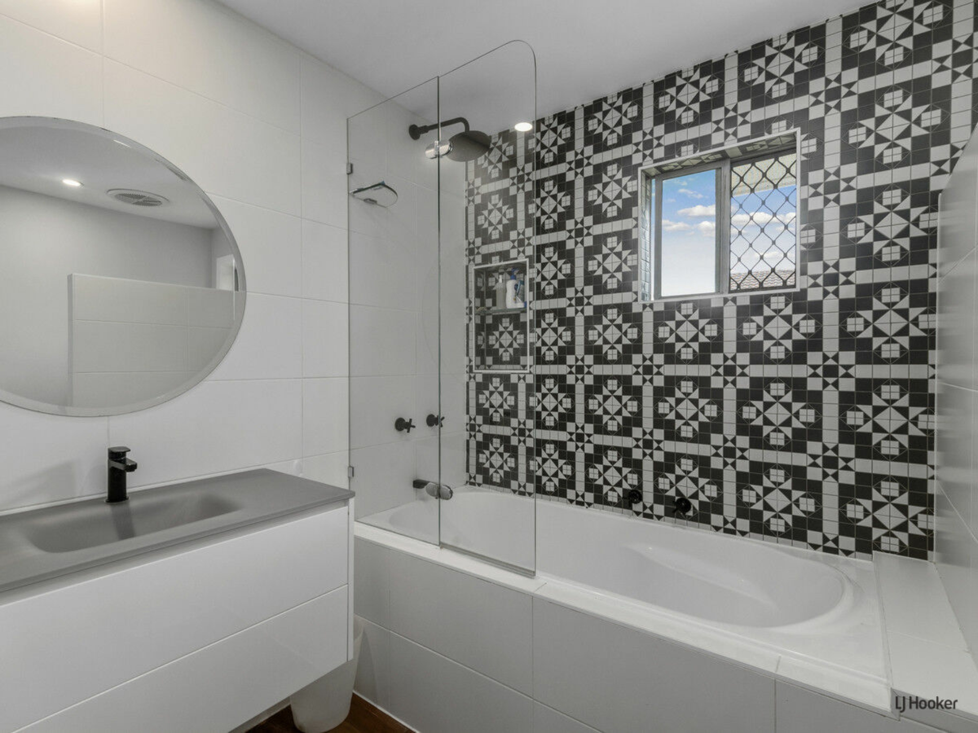 2 Guyra Avenue, BURLEIGH HEADS