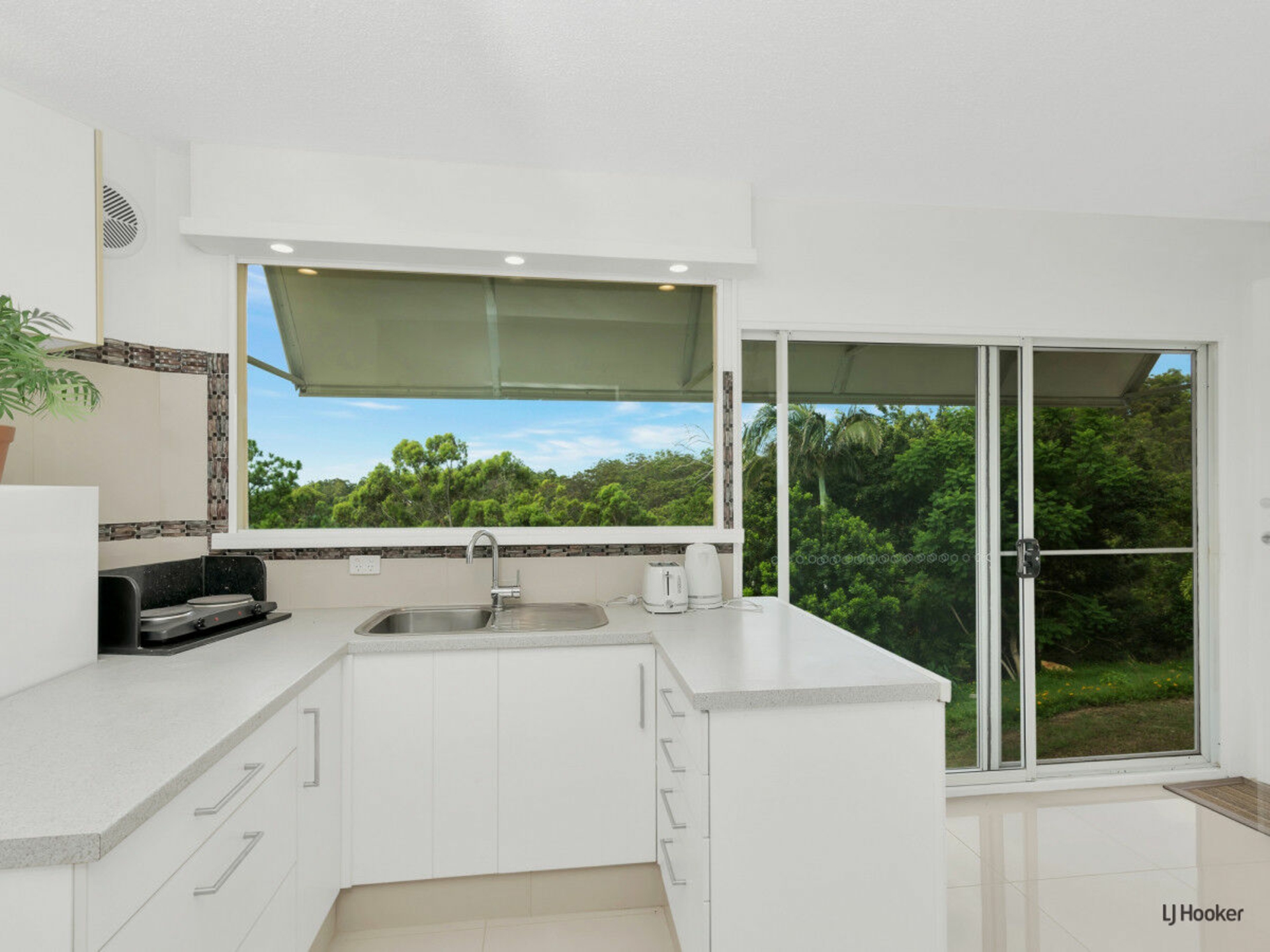 Elanora, 4221