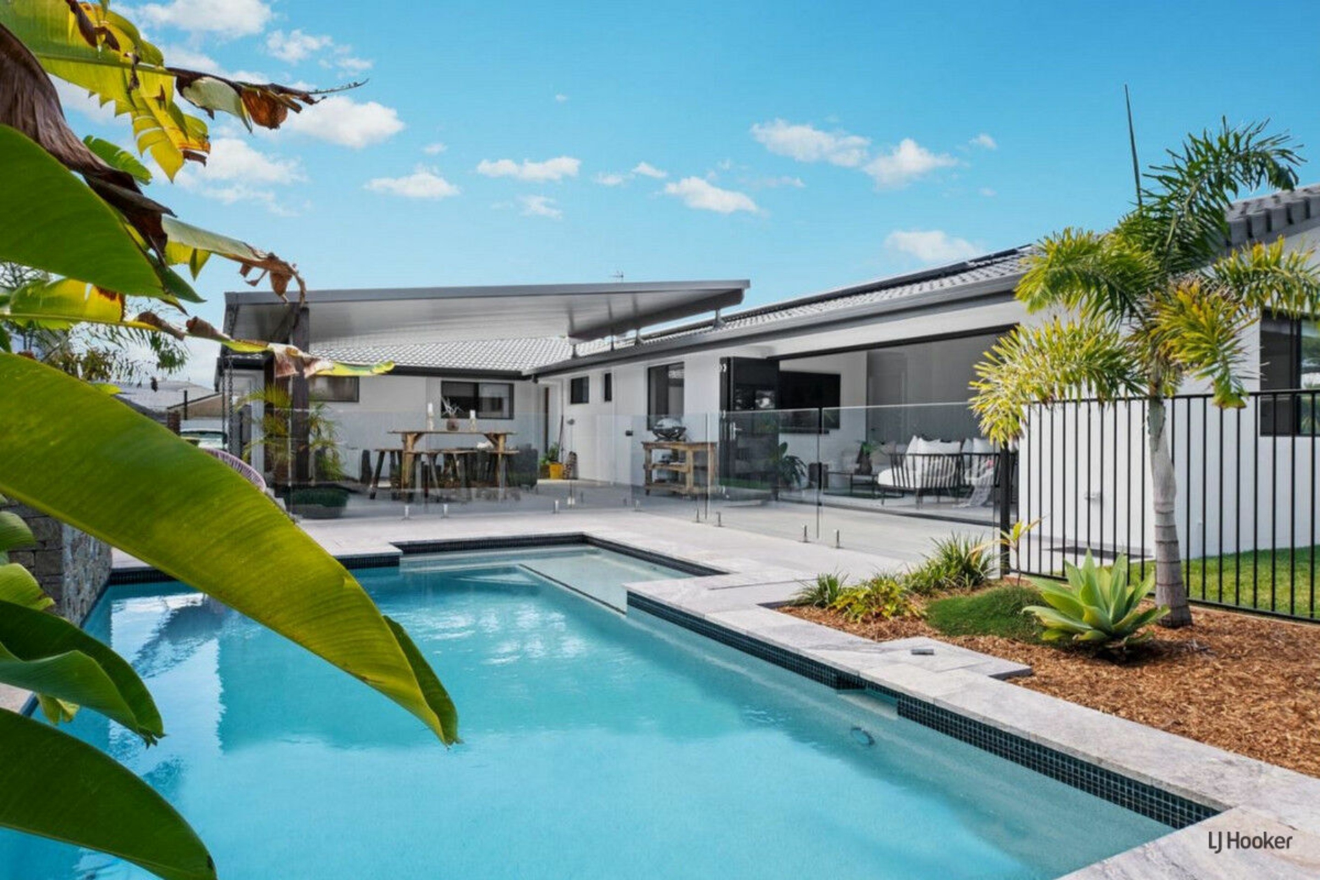 10 Curlew Crescent, BURLEIGH WATERS