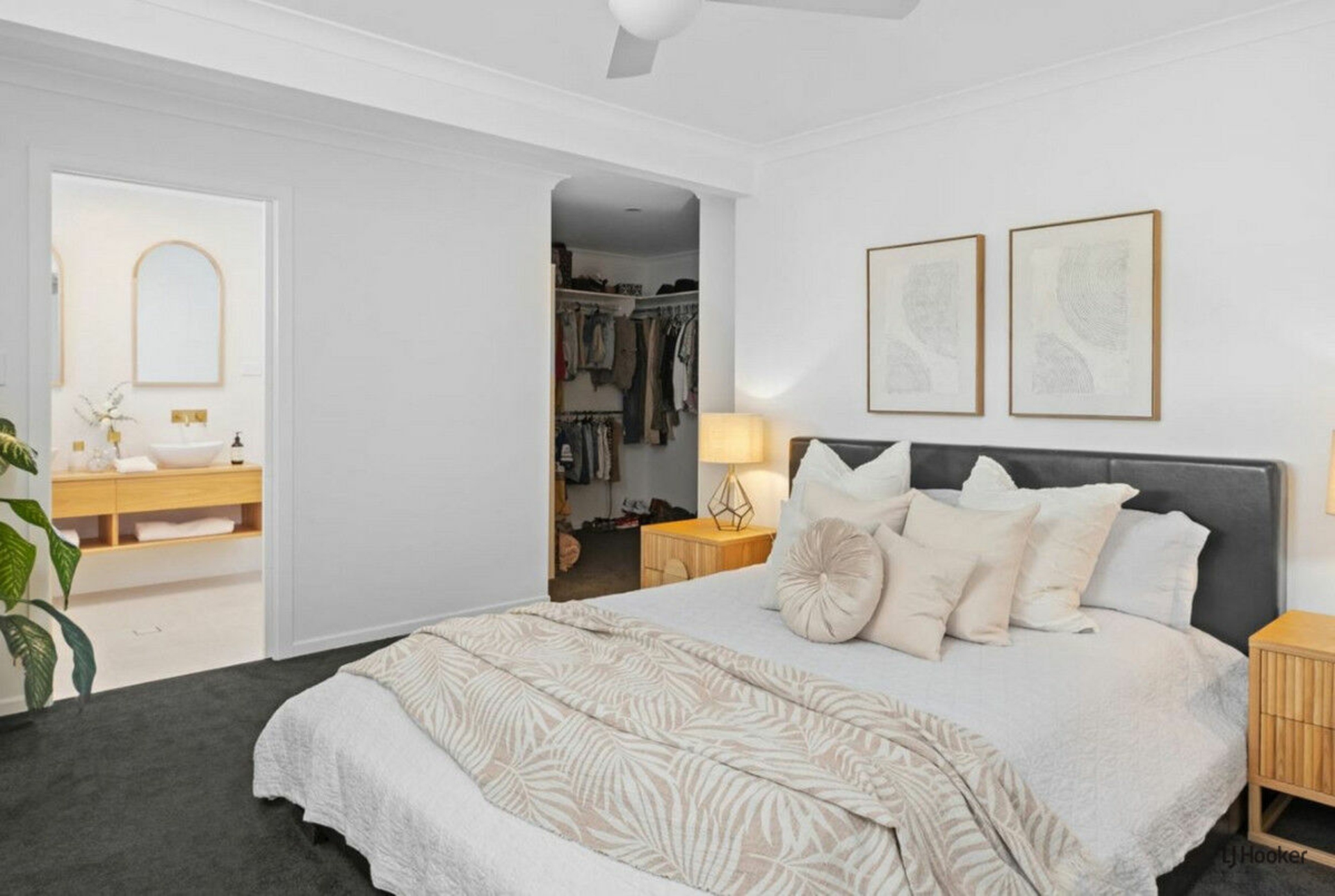 10 Curlew Crescent, BURLEIGH WATERS