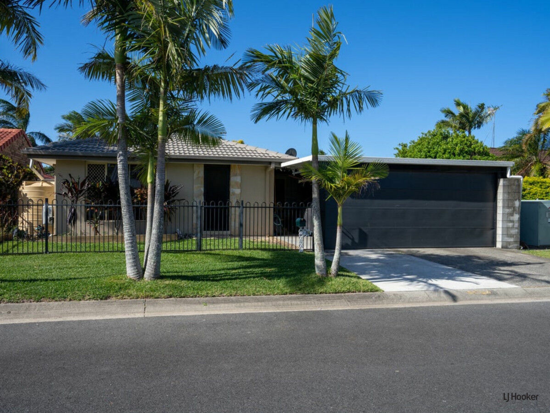 14 Montezuma Drive, BURLEIGH WATERS