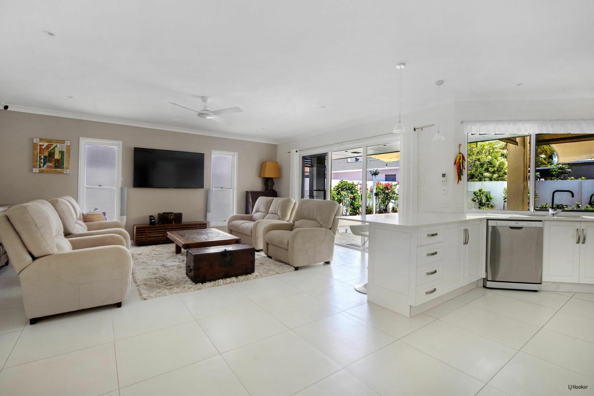 41 Deborah Avenue, BENOWA WATERS