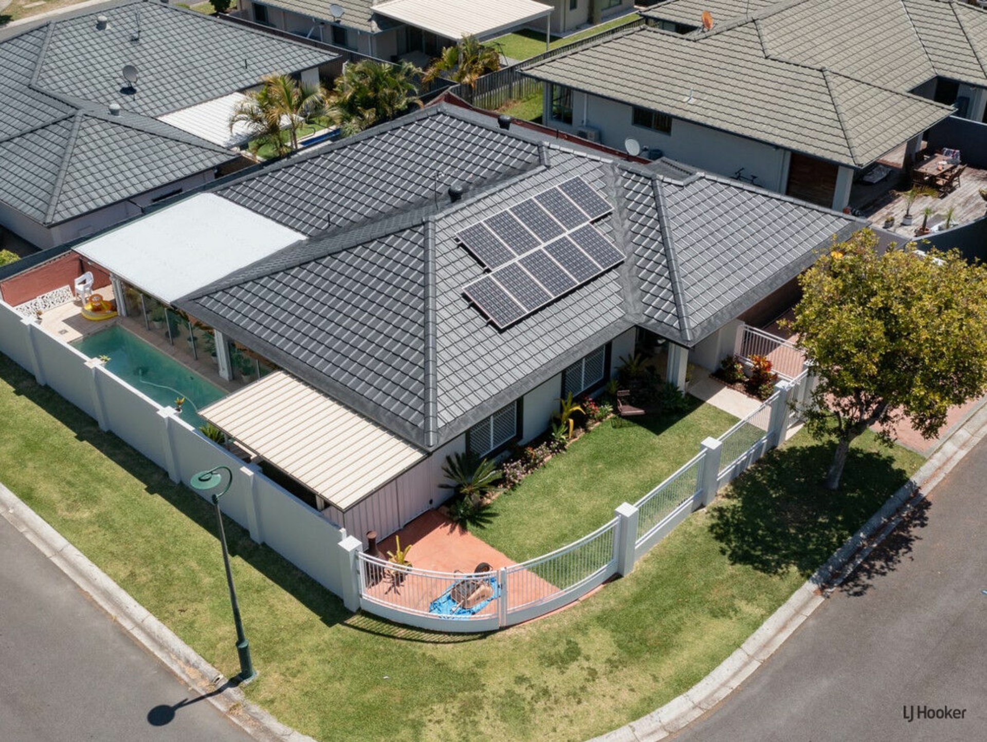 4 Casablanca Court, BURLEIGH WATERS