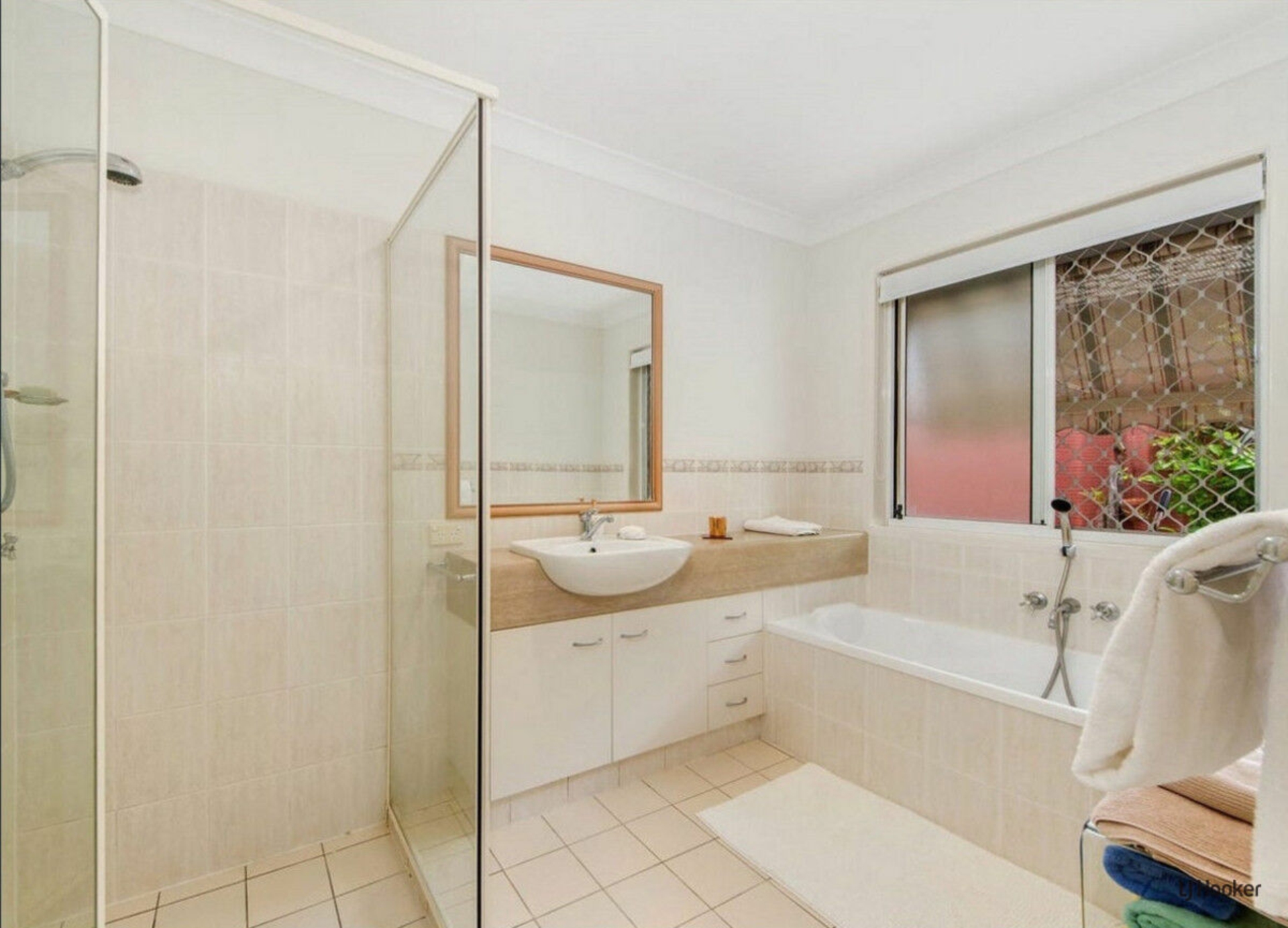4 Casablanca Court, BURLEIGH WATERS