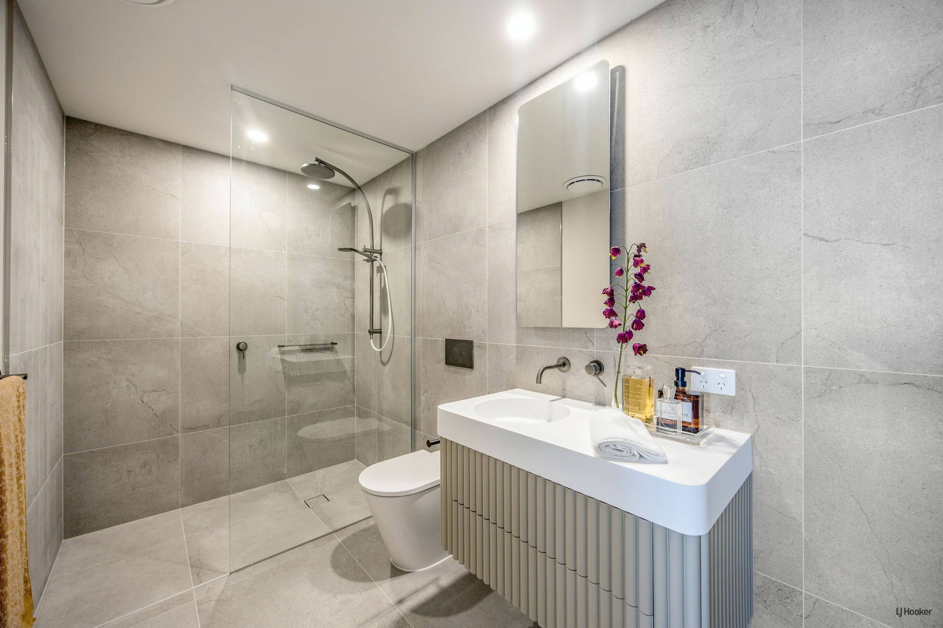 10-12 Sickle Avenue, HOPE ISLAND