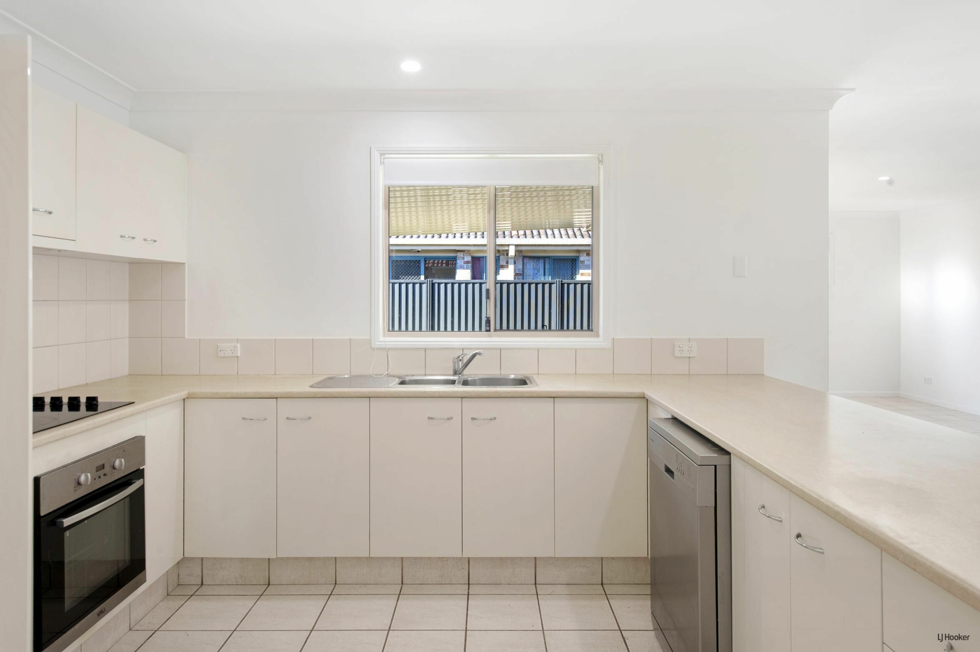 16 Chippendale Crescent — photo 8 of 19