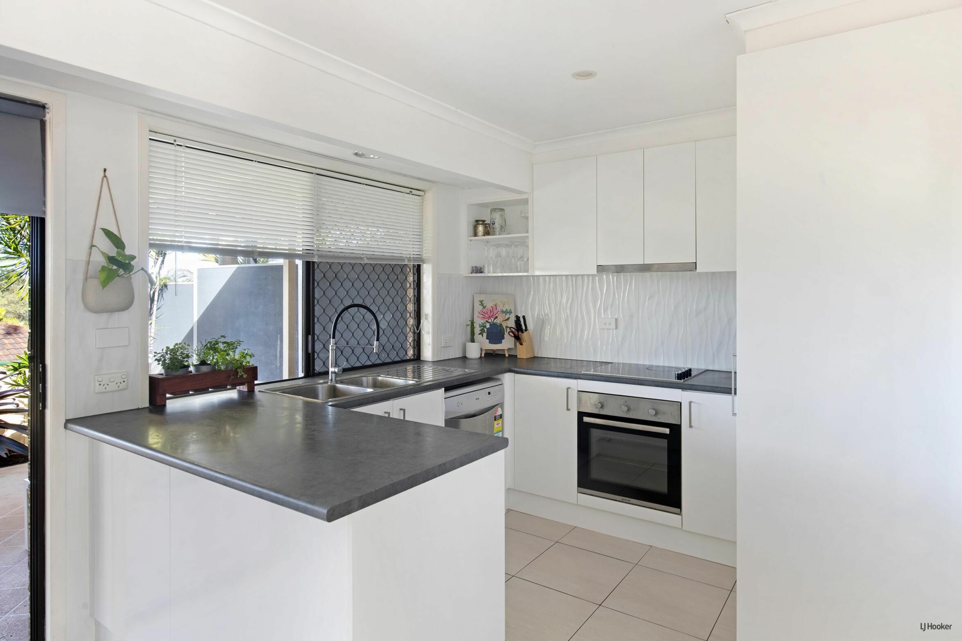 6/13-25 Cannington Place — photo 8 of 15