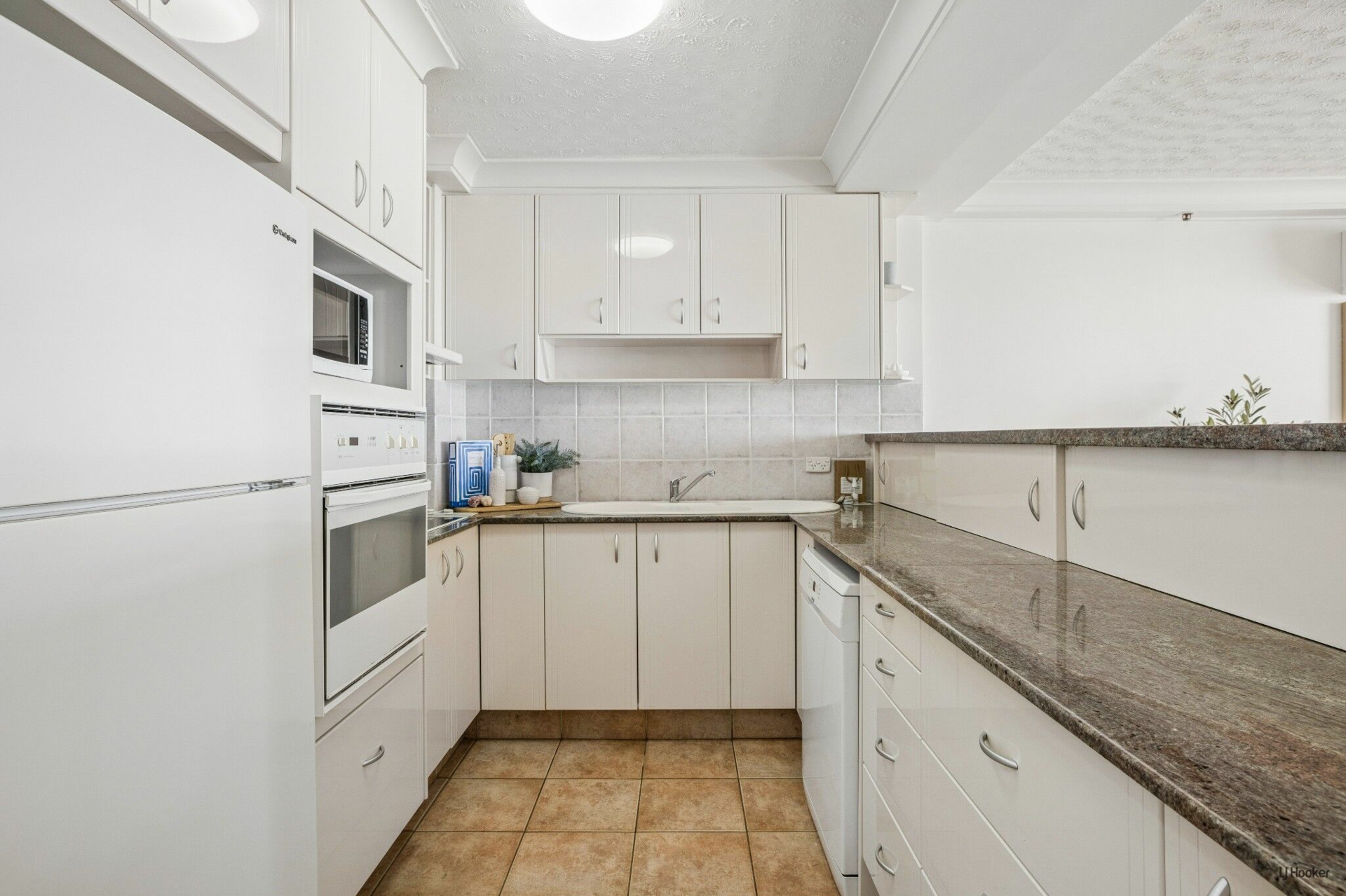 17E/973 Gold Coast Highway — photo 4 of 24