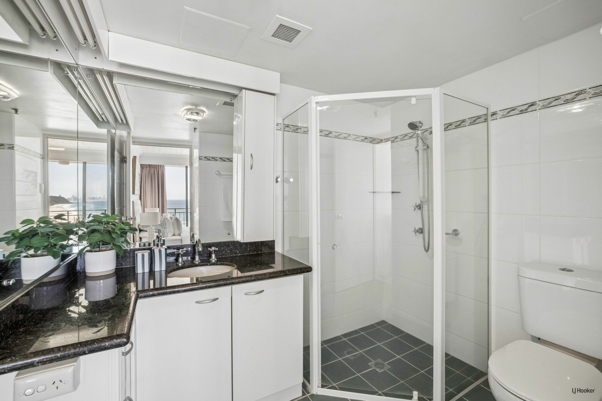 17E/973 Gold Coast Highway — photo 8 of 24