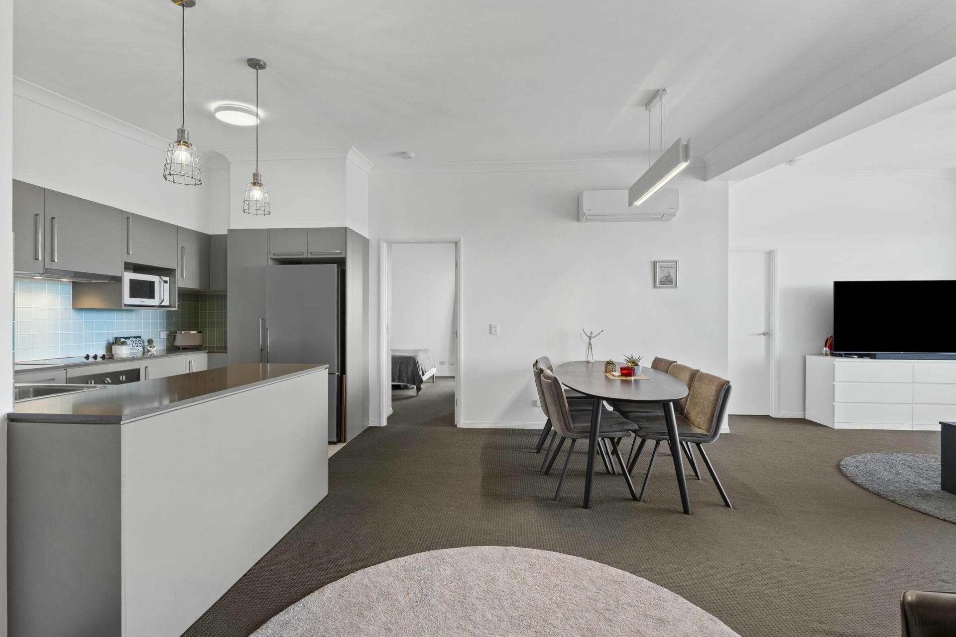 1601/12-14 Executive Drive — photo 6 of 22