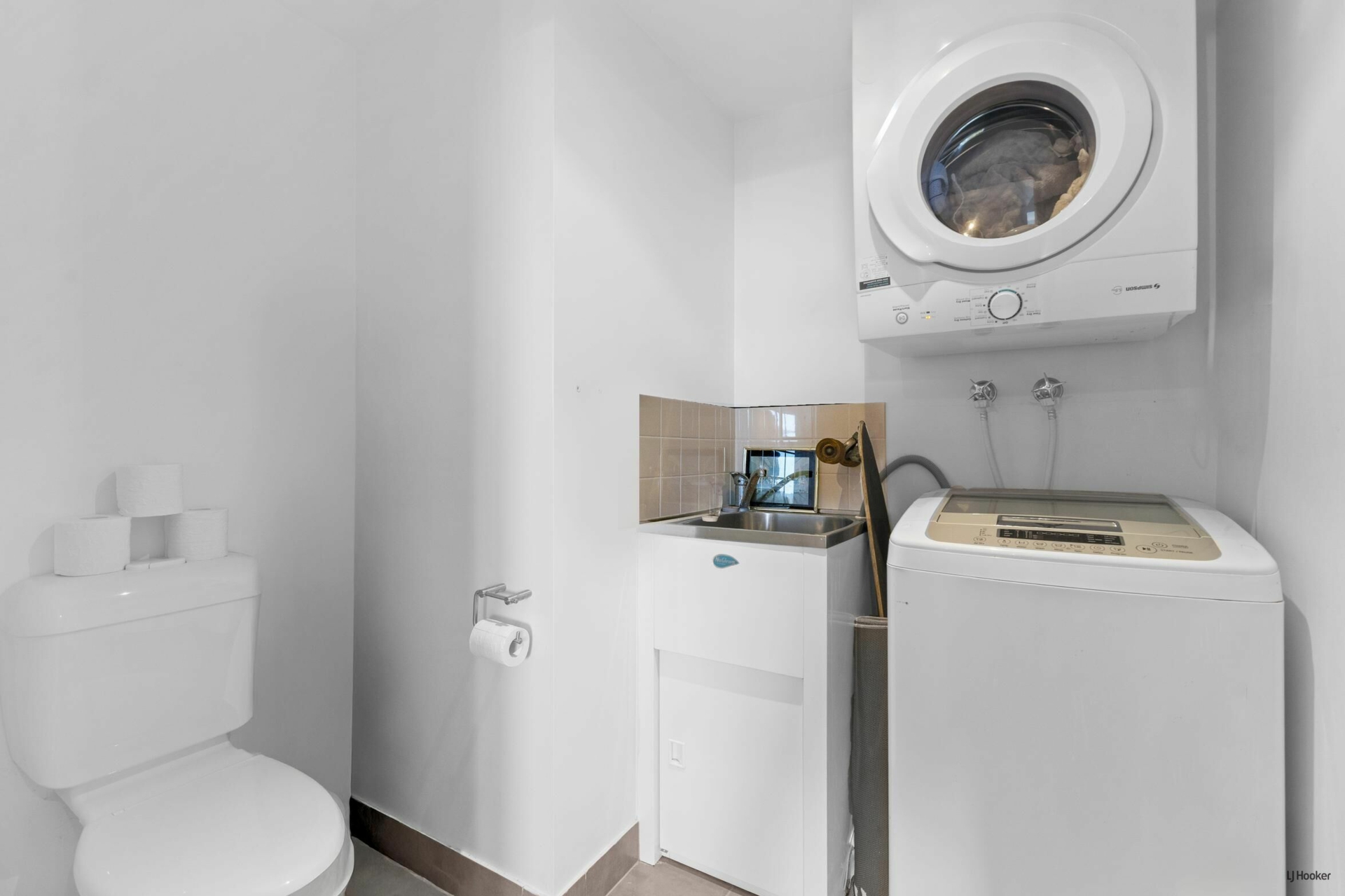 1601/12-14 Executive Drive — photo 18 of 22