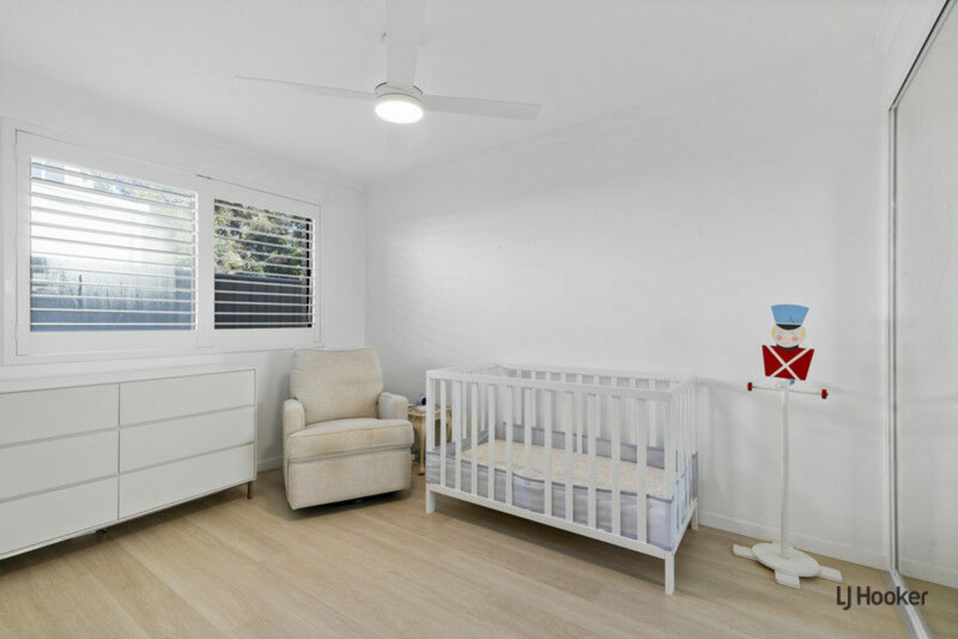 1/14 Warrawong Street — photo 7 of 14