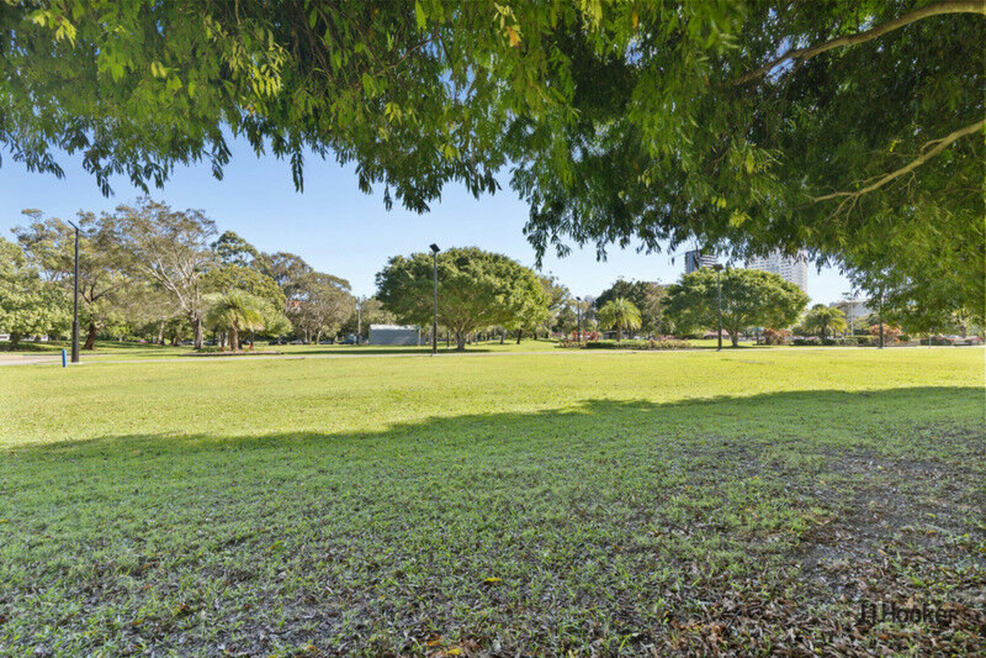 1/14 Warrawong Street — photo 9 of 14
